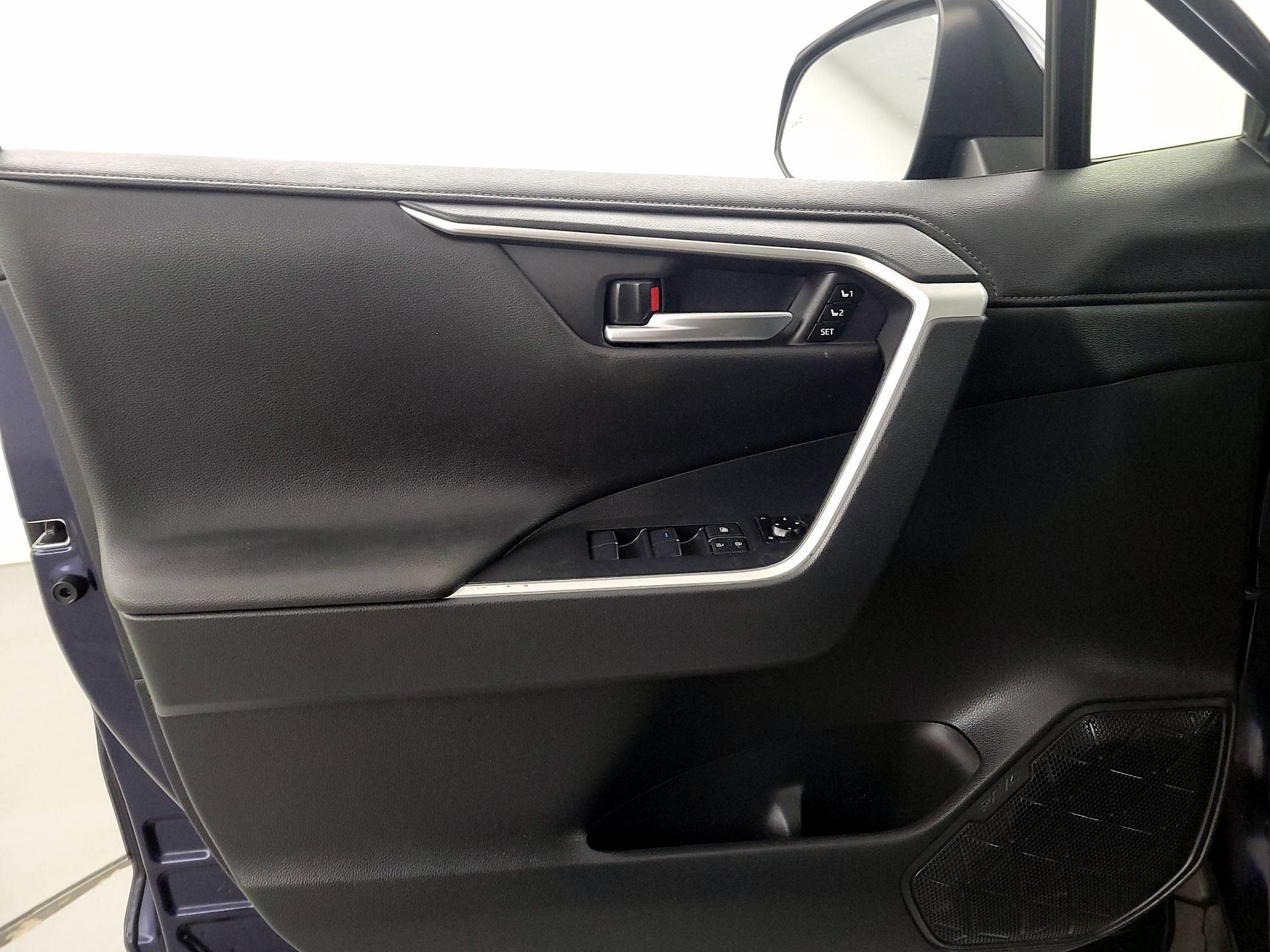 Thumbnail: 2020 Toyota RAV4 - 12