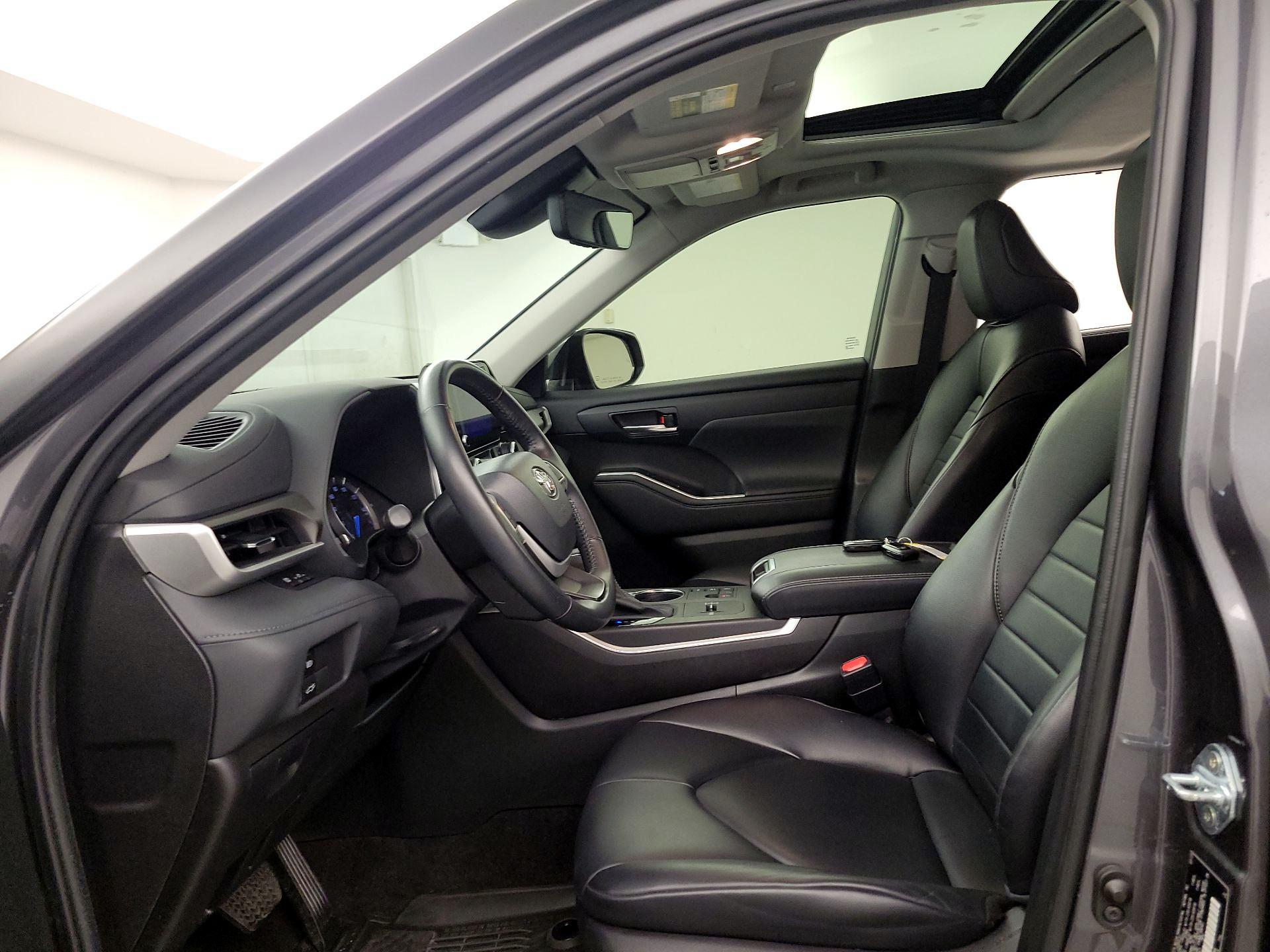 Thumbnail: 2023 Toyota Highlander - 11