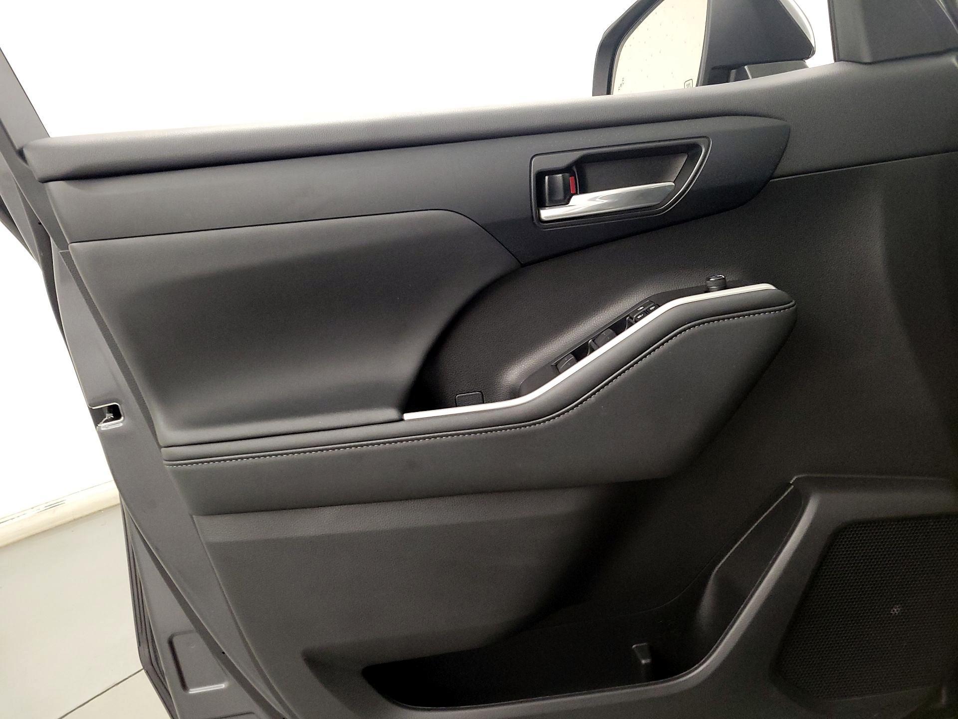 Thumbnail: 2023 Toyota Highlander - 12