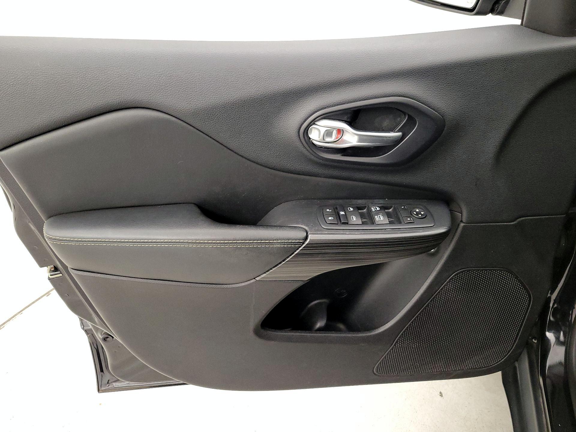 Thumbnail: 2015 Jeep Cherokee - 12