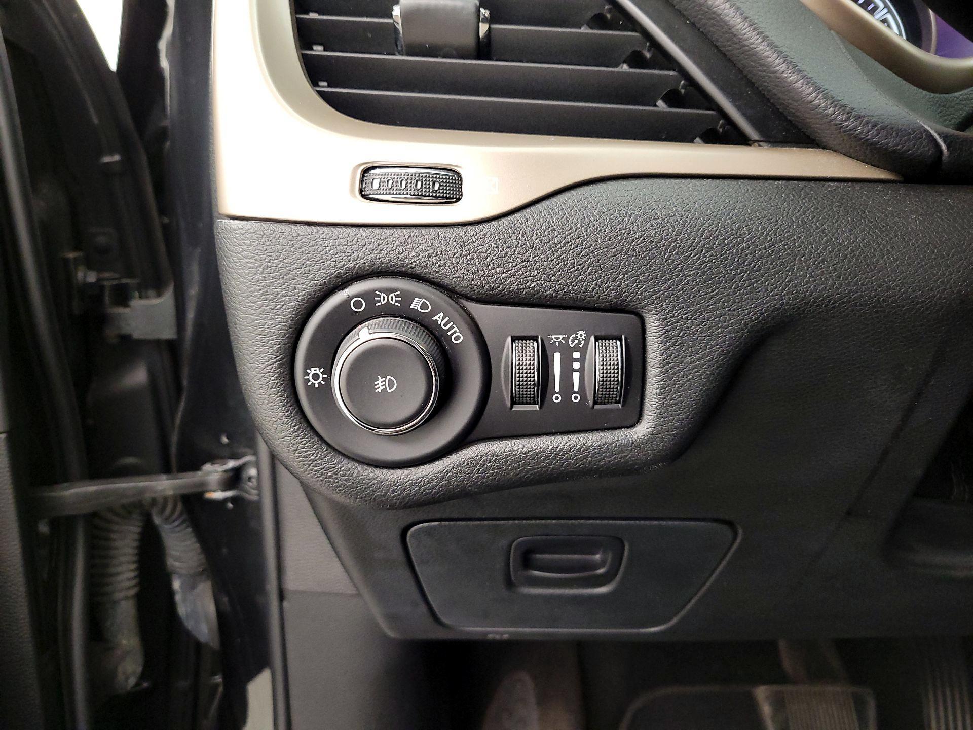 Thumbnail: 2015 Jeep Cherokee - 13