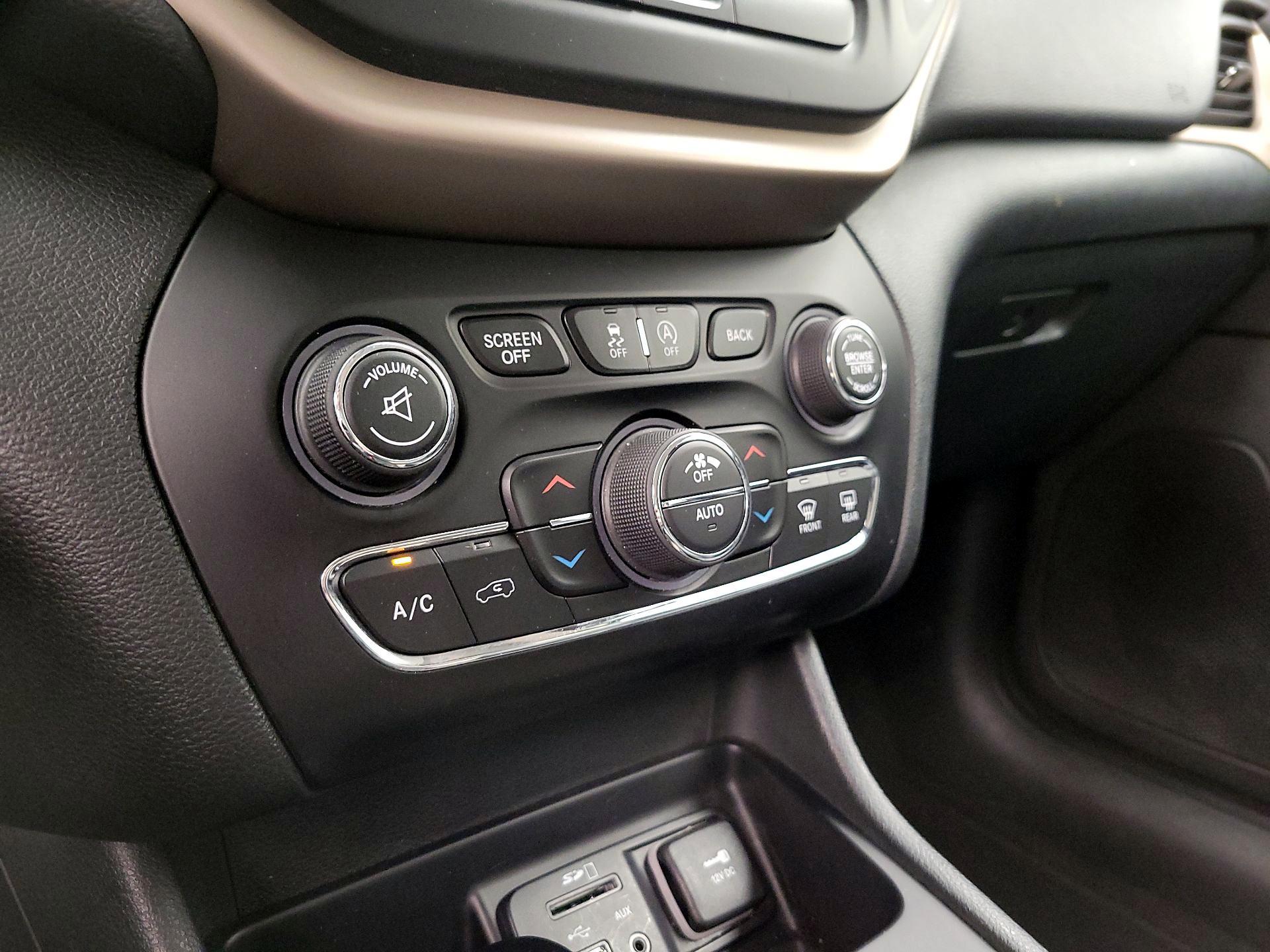 Thumbnail: 2015 Jeep Cherokee - 17