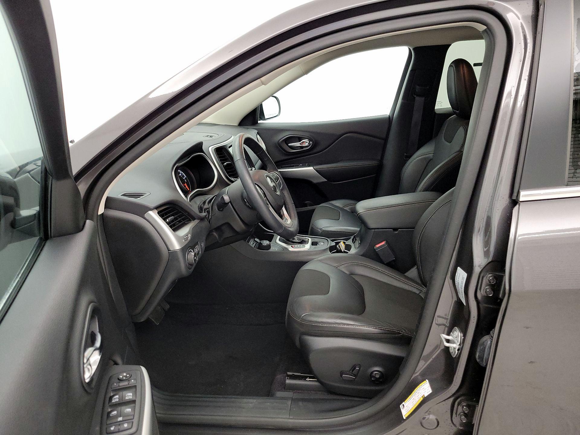 Thumbnail: 2018 Jeep Cherokee - 11