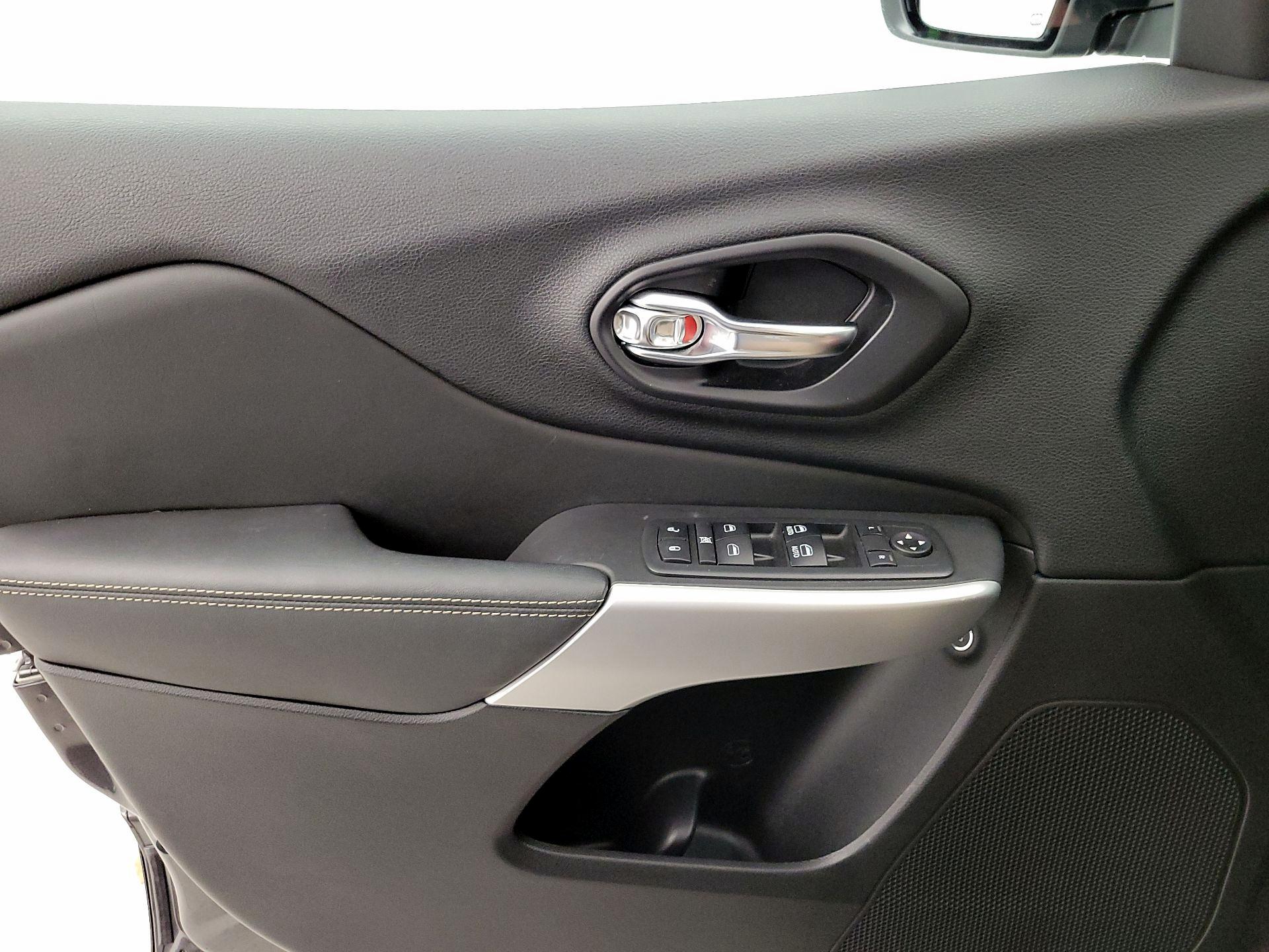 Thumbnail: 2018 Jeep Cherokee - 12