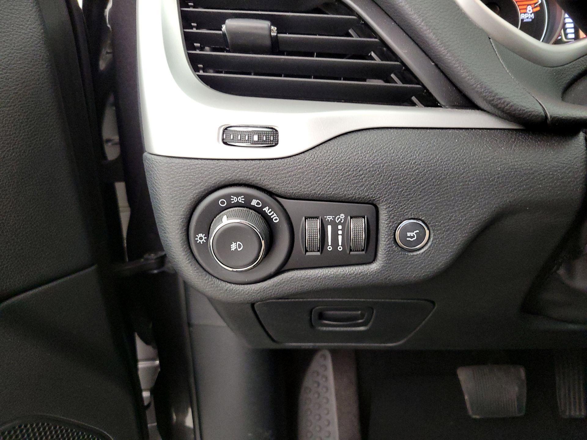 Thumbnail: 2018 Jeep Cherokee - 13