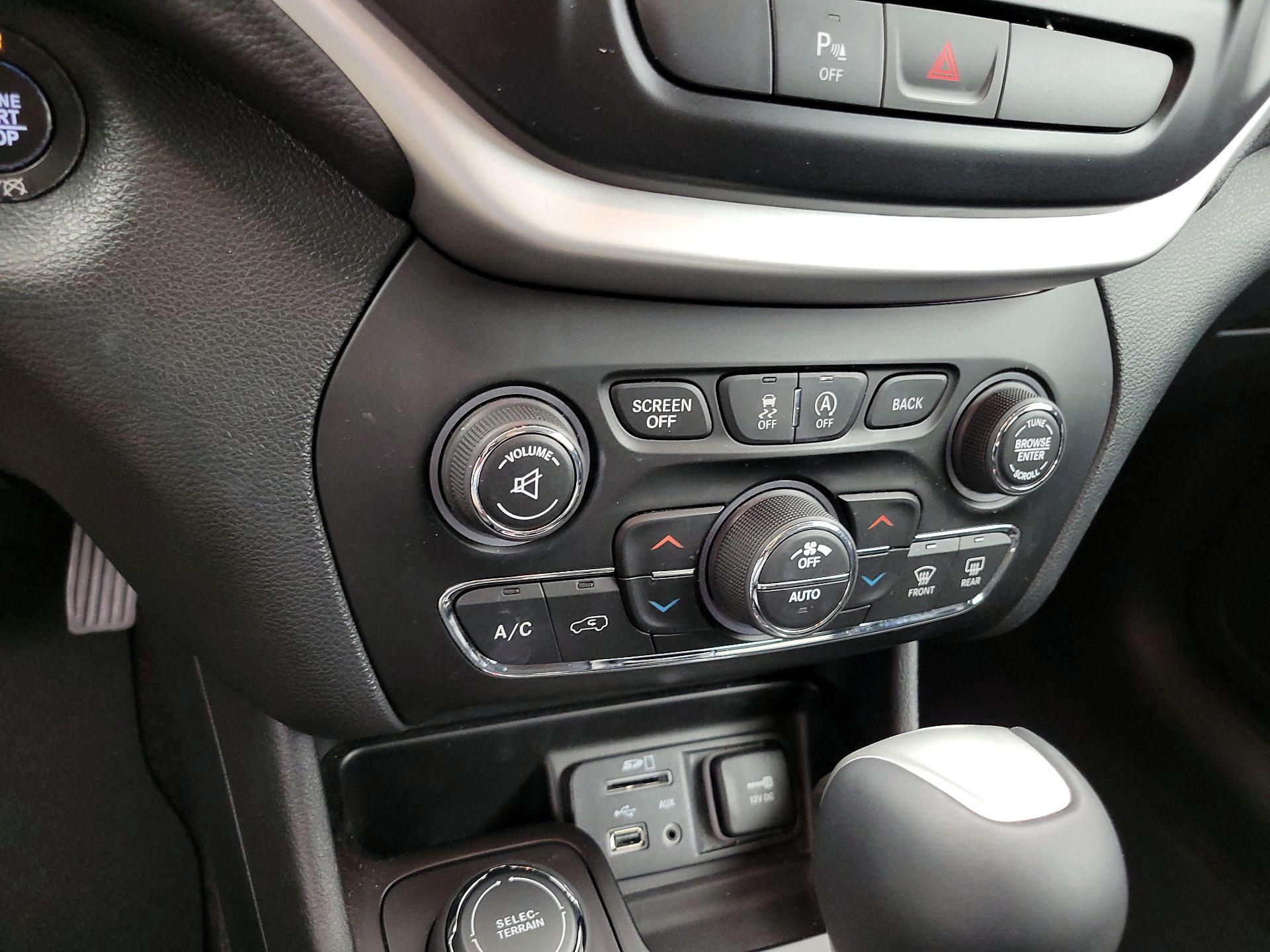 Thumbnail: 2018 Jeep Cherokee - 17