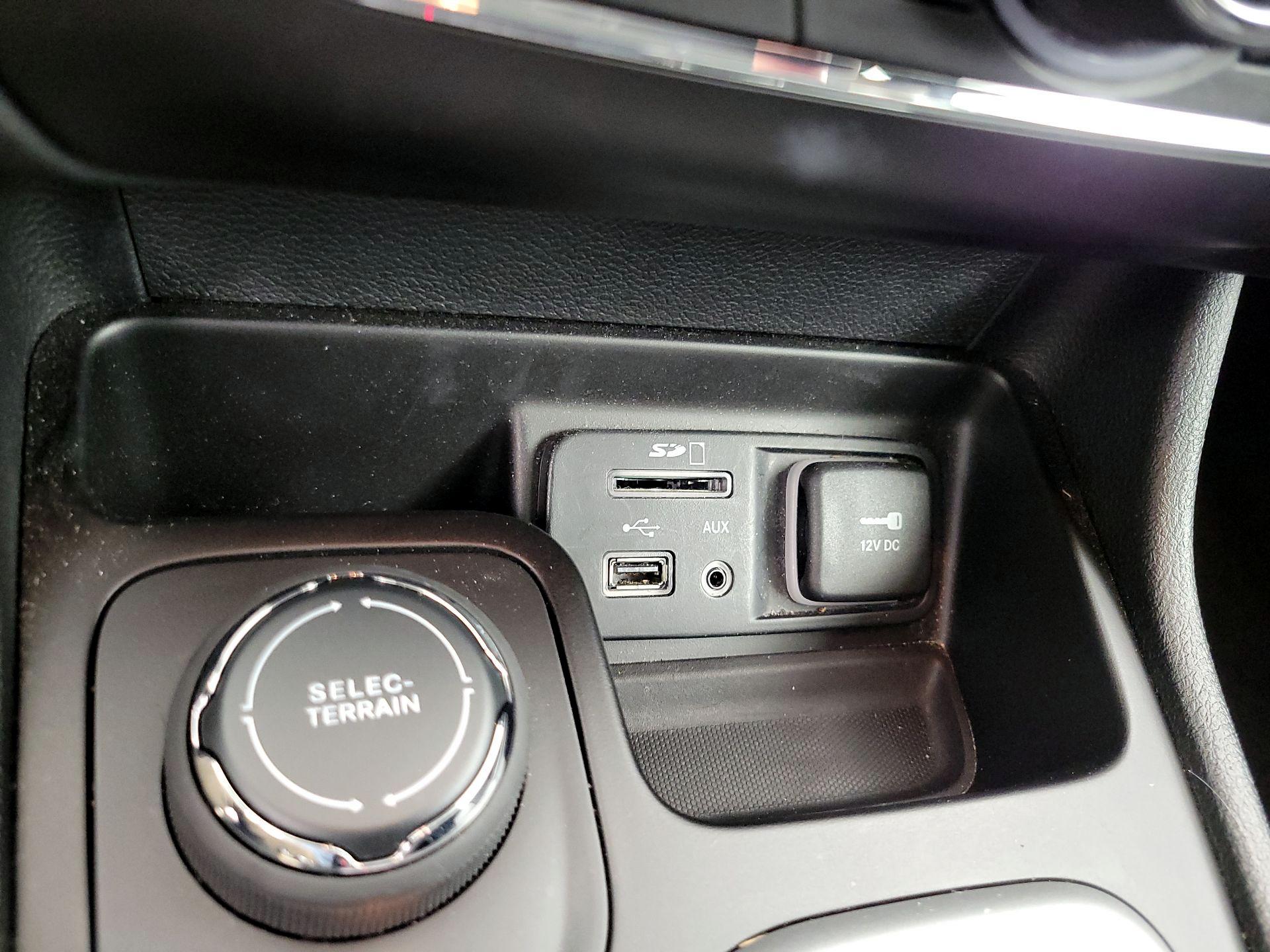 Thumbnail: 2018 Jeep Cherokee - 19