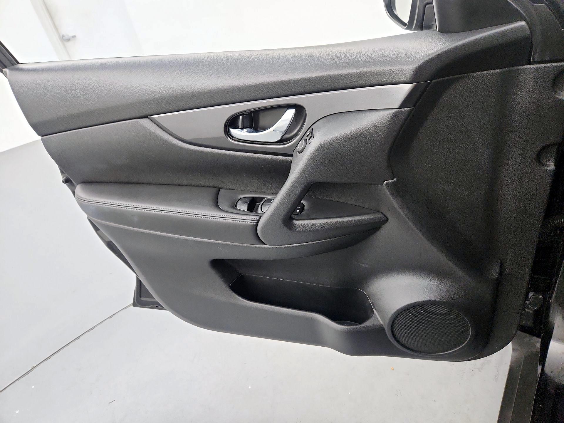 Thumbnail: 2017 Nissan Rogue - 12