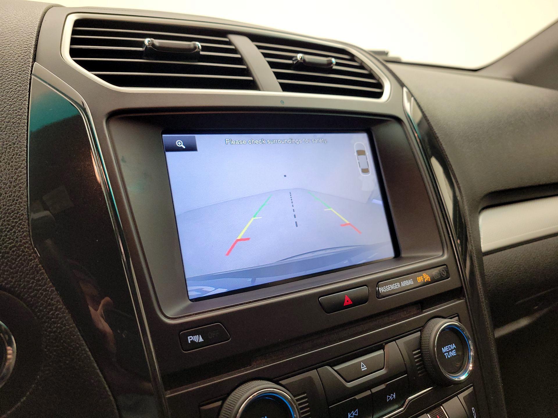 Thumbnail: 2016 Ford Explorer - 15