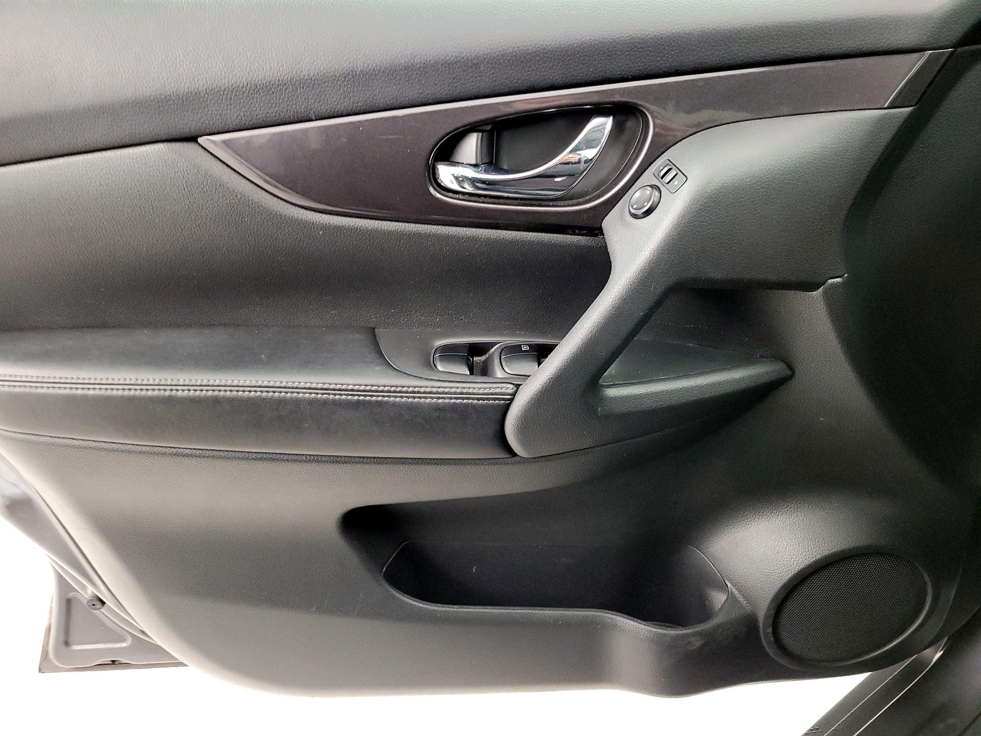 Thumbnail: 2018 Nissan Rogue - 12