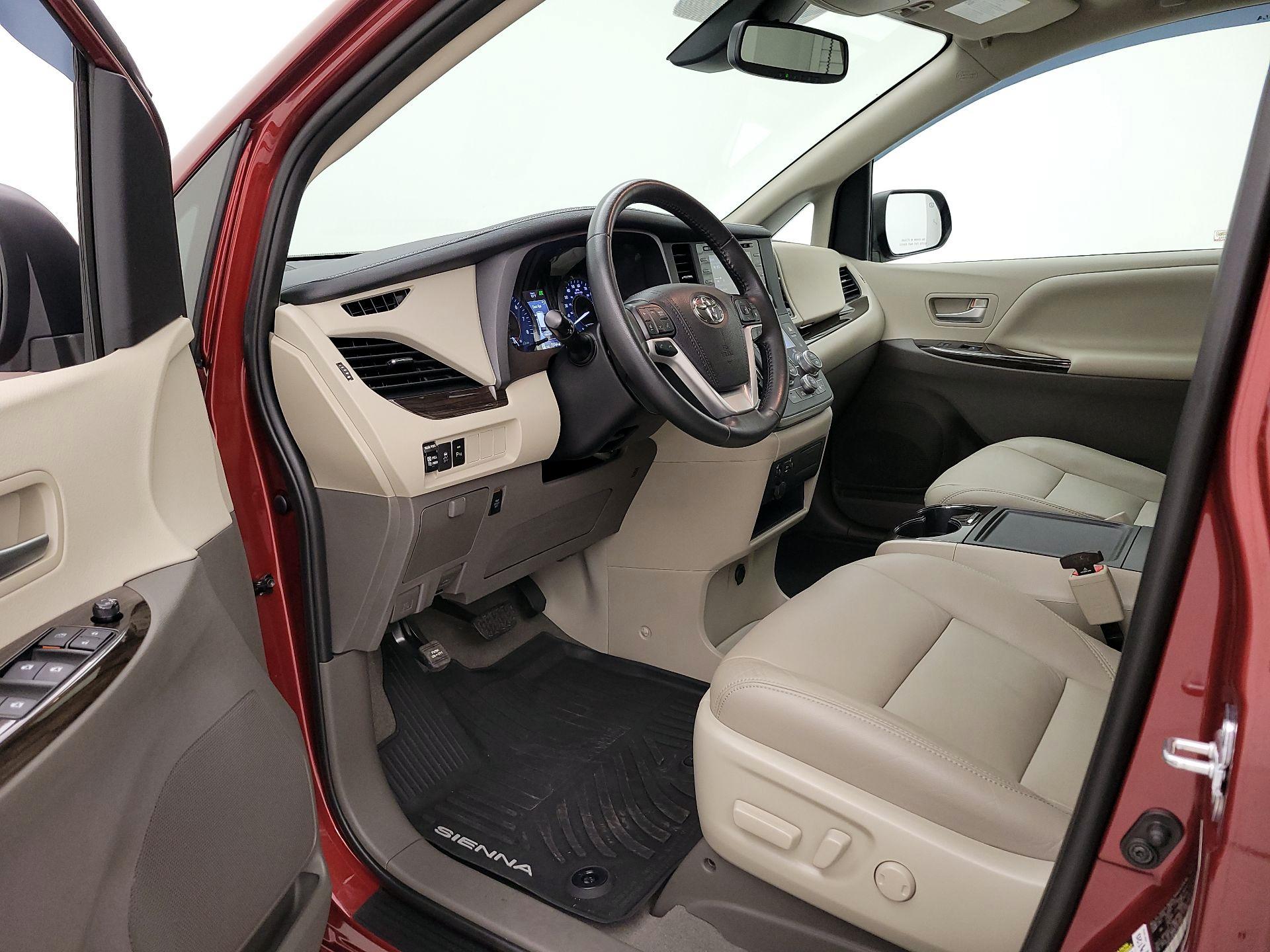 Thumbnail: 2020 Toyota Sienna - 11