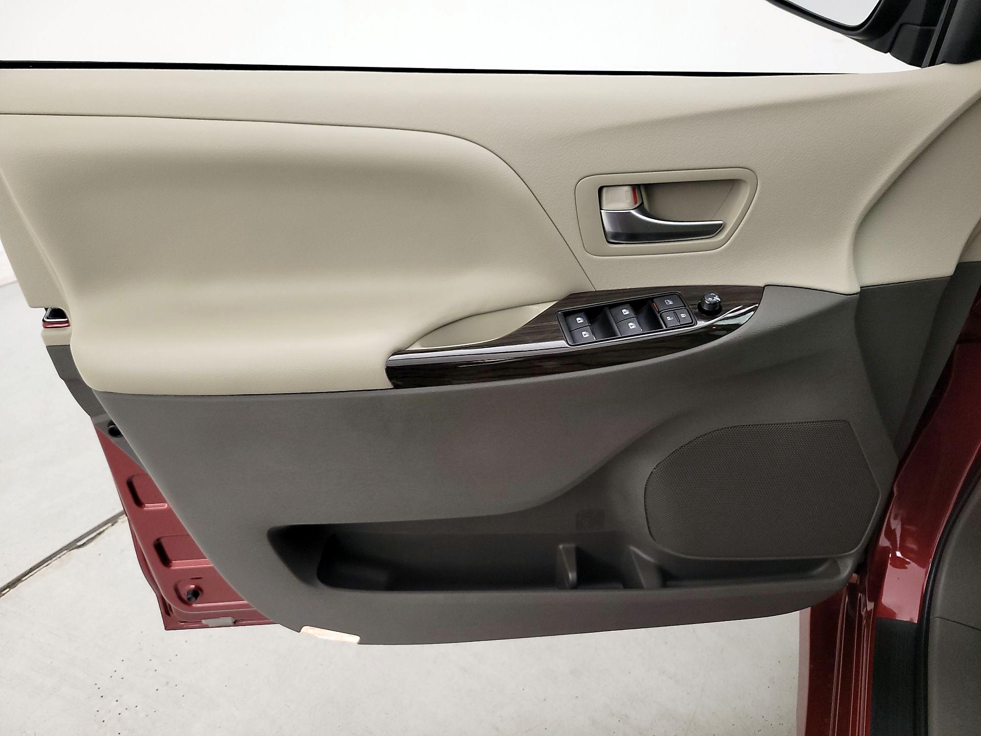 Thumbnail: 2020 Toyota Sienna - 12