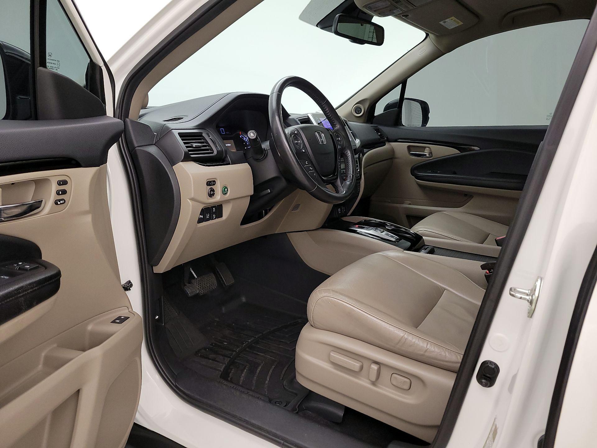 Thumbnail: 2017 Honda Pilot - 11