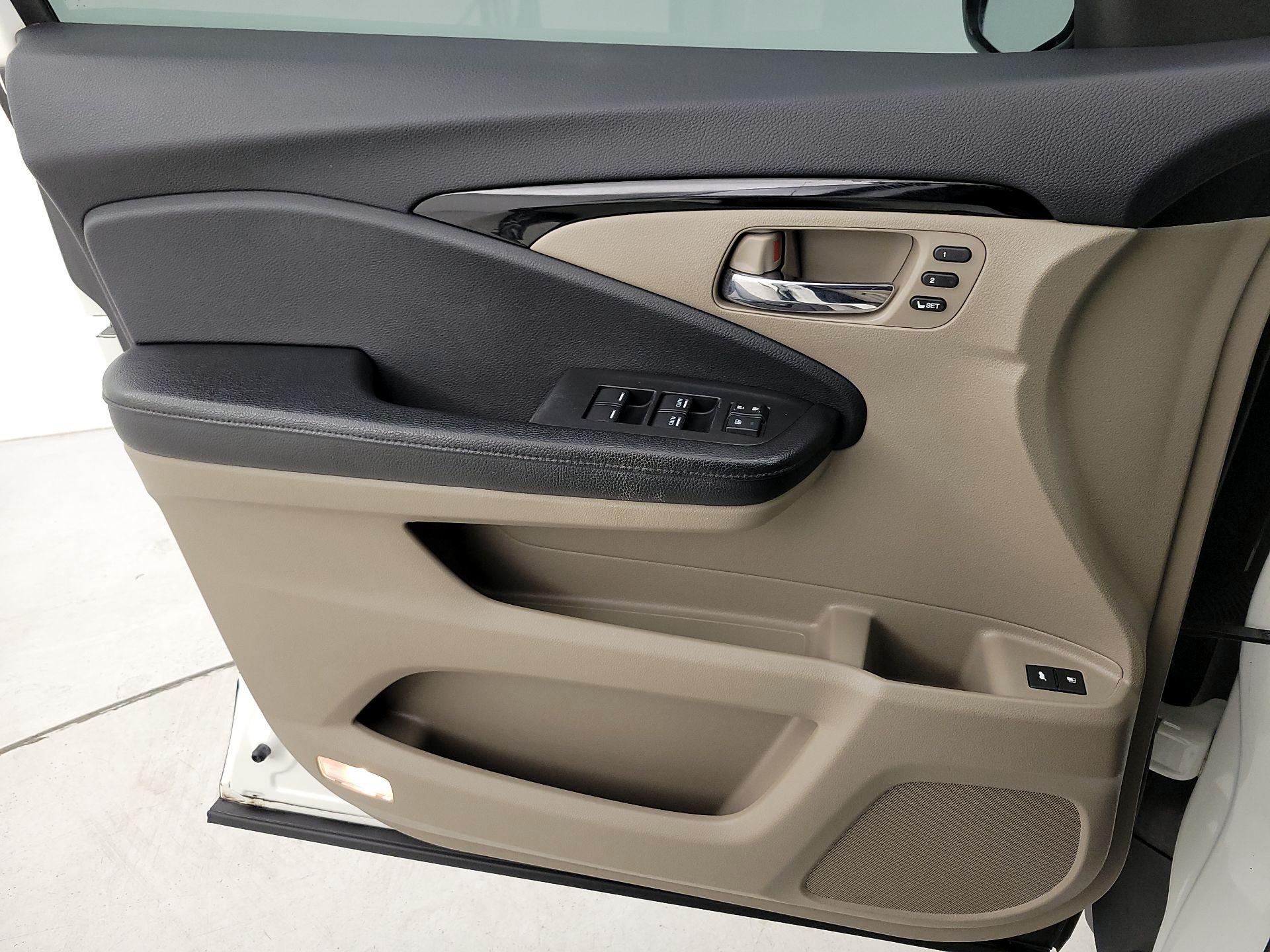 Thumbnail: 2017 Honda Pilot - 12