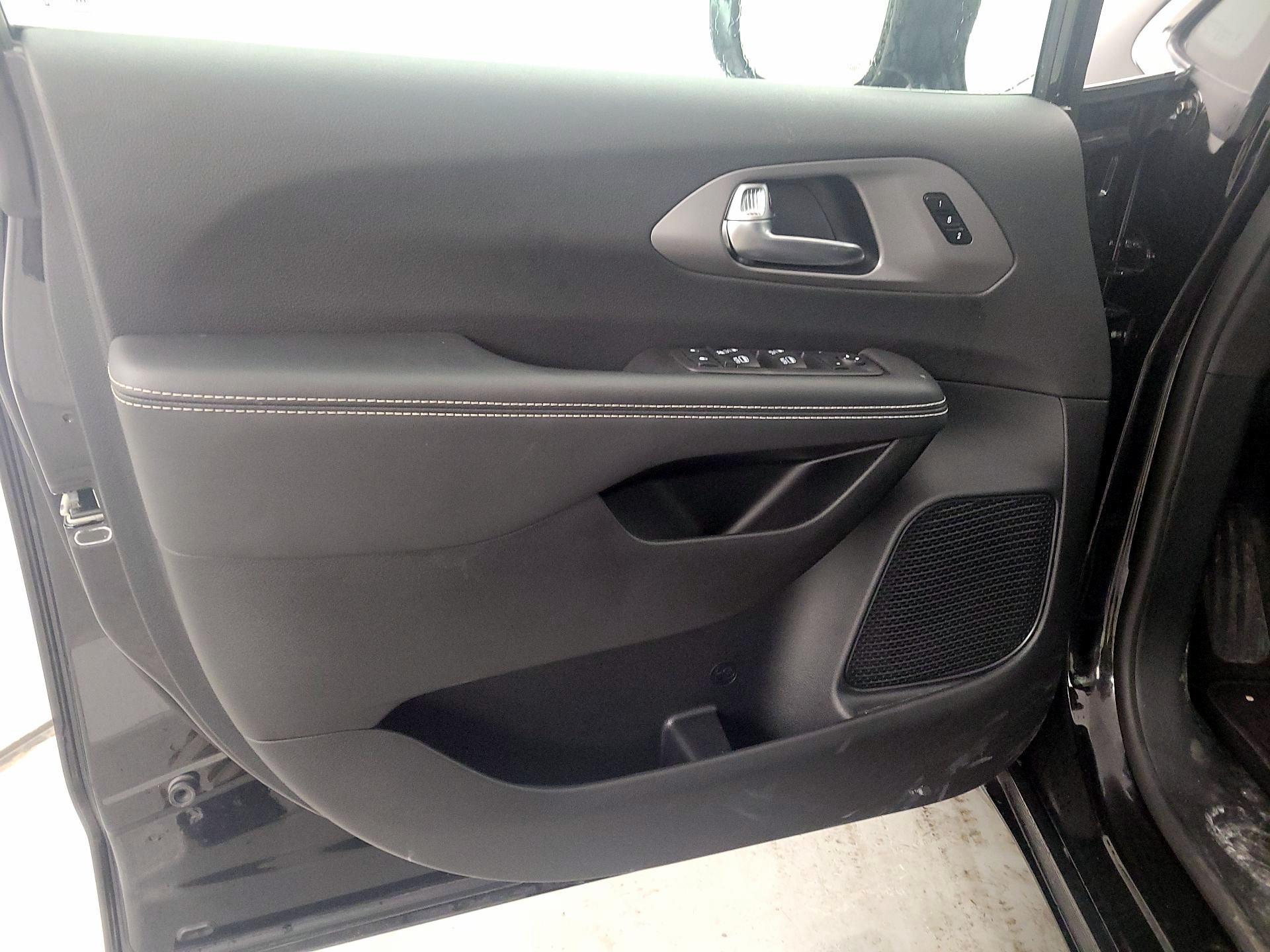 Thumbnail: 2025 Chrysler Pacifica - 12