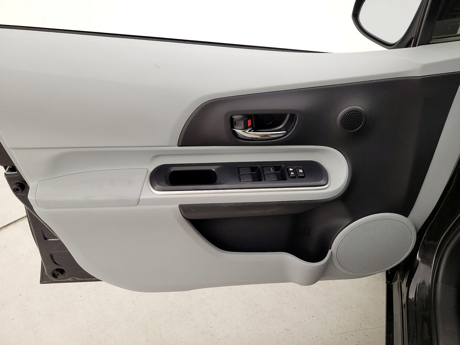 Thumbnail: 2014 Toyota Prius c - 12