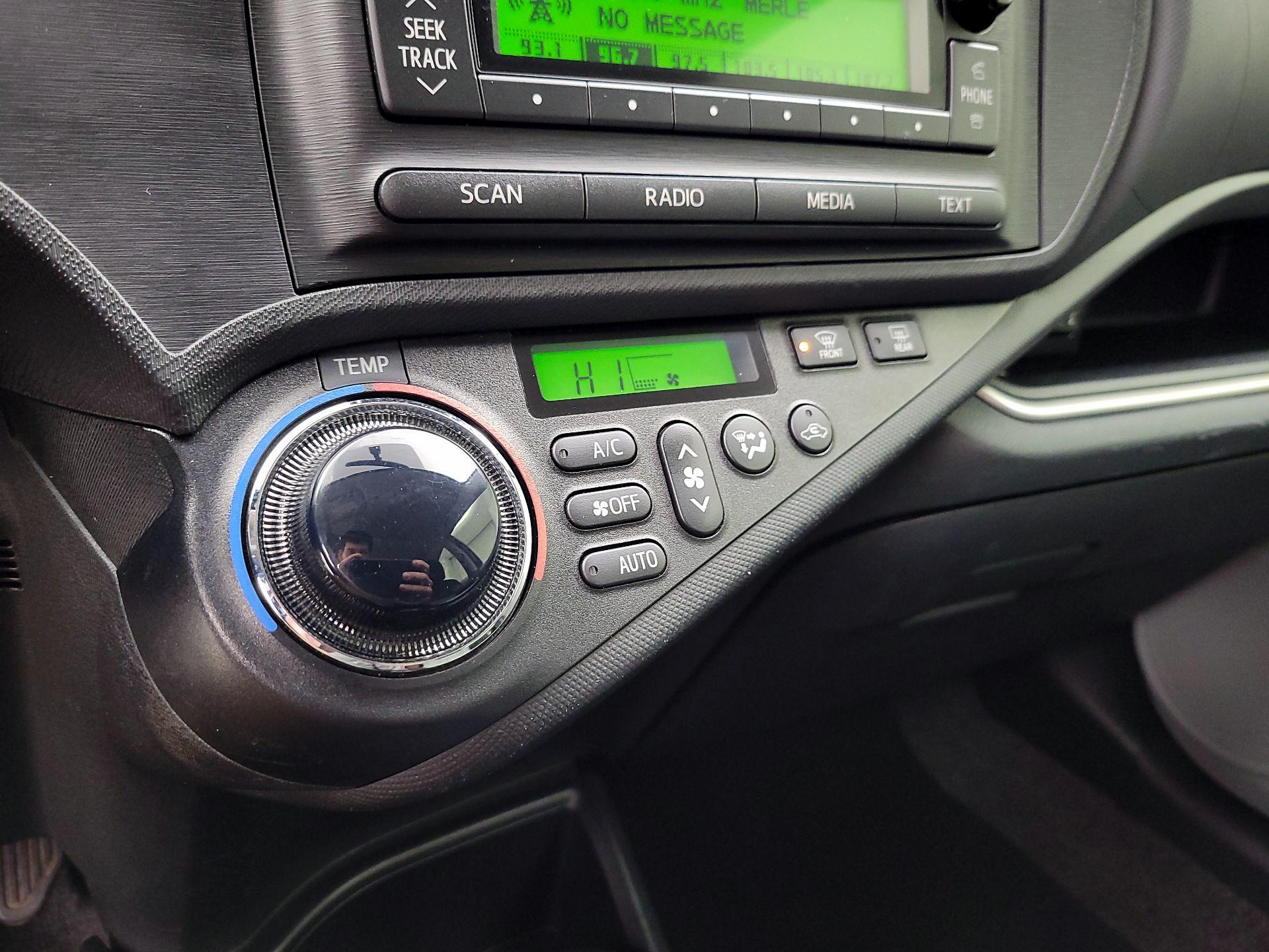 Thumbnail: 2014 Toyota Prius c - 15