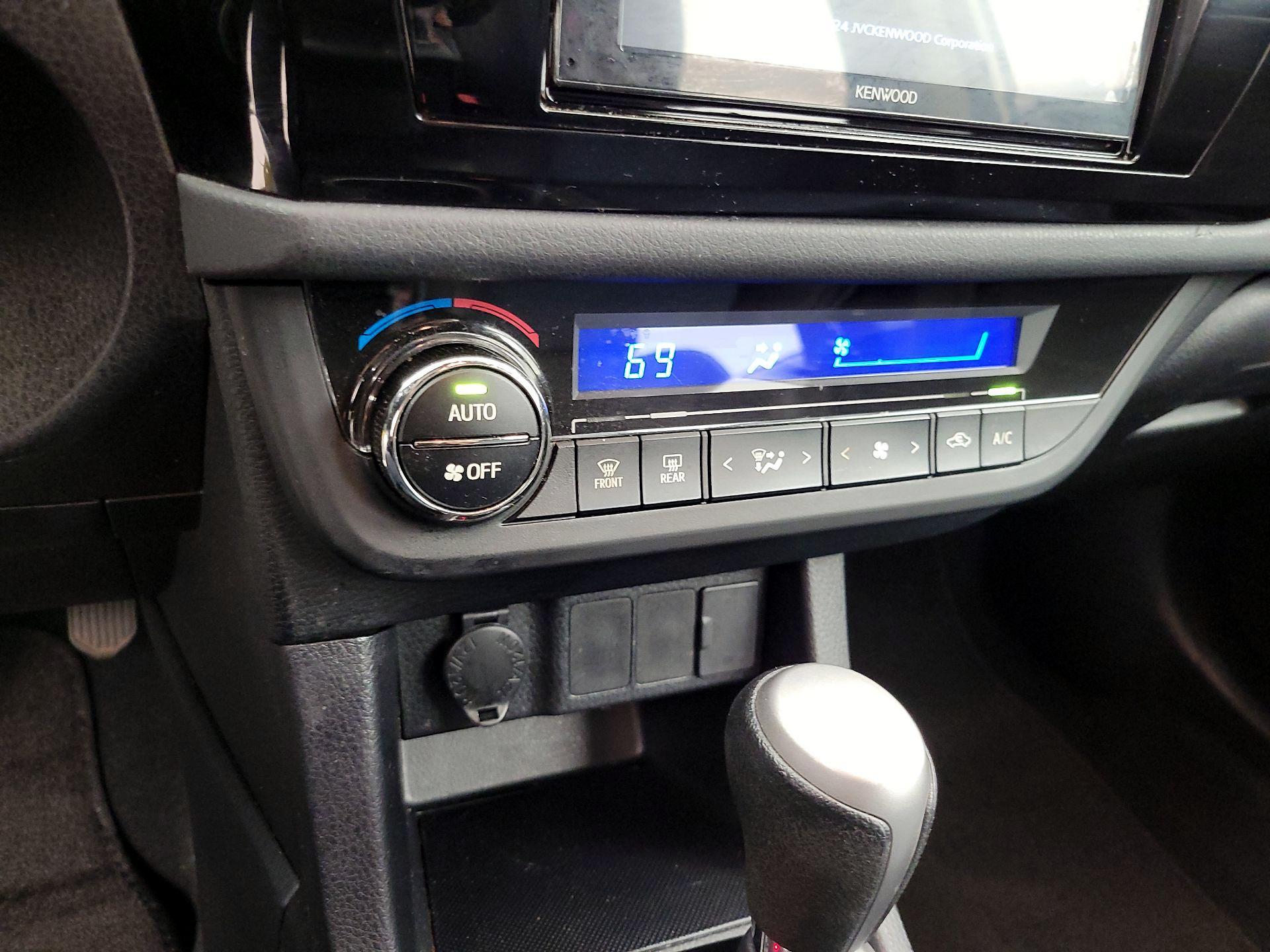 Thumbnail: 2014 Toyota Corolla - 16