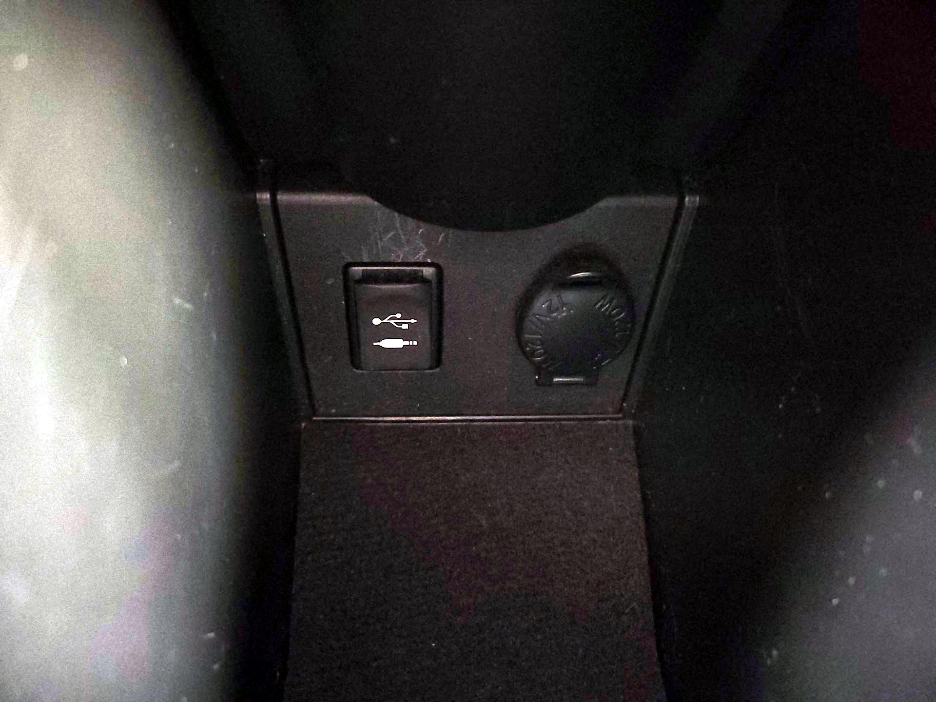 Thumbnail: 2014 Toyota Prius - 17