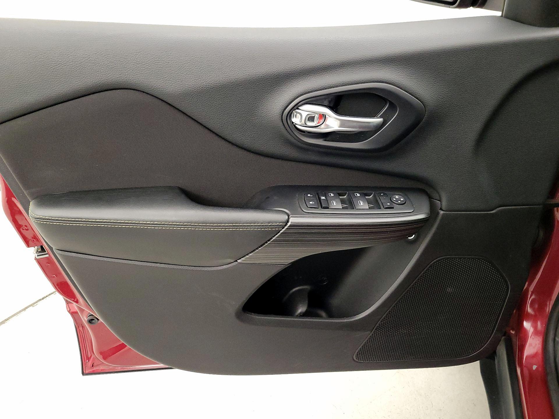 Thumbnail: 2015 Jeep Cherokee - 12