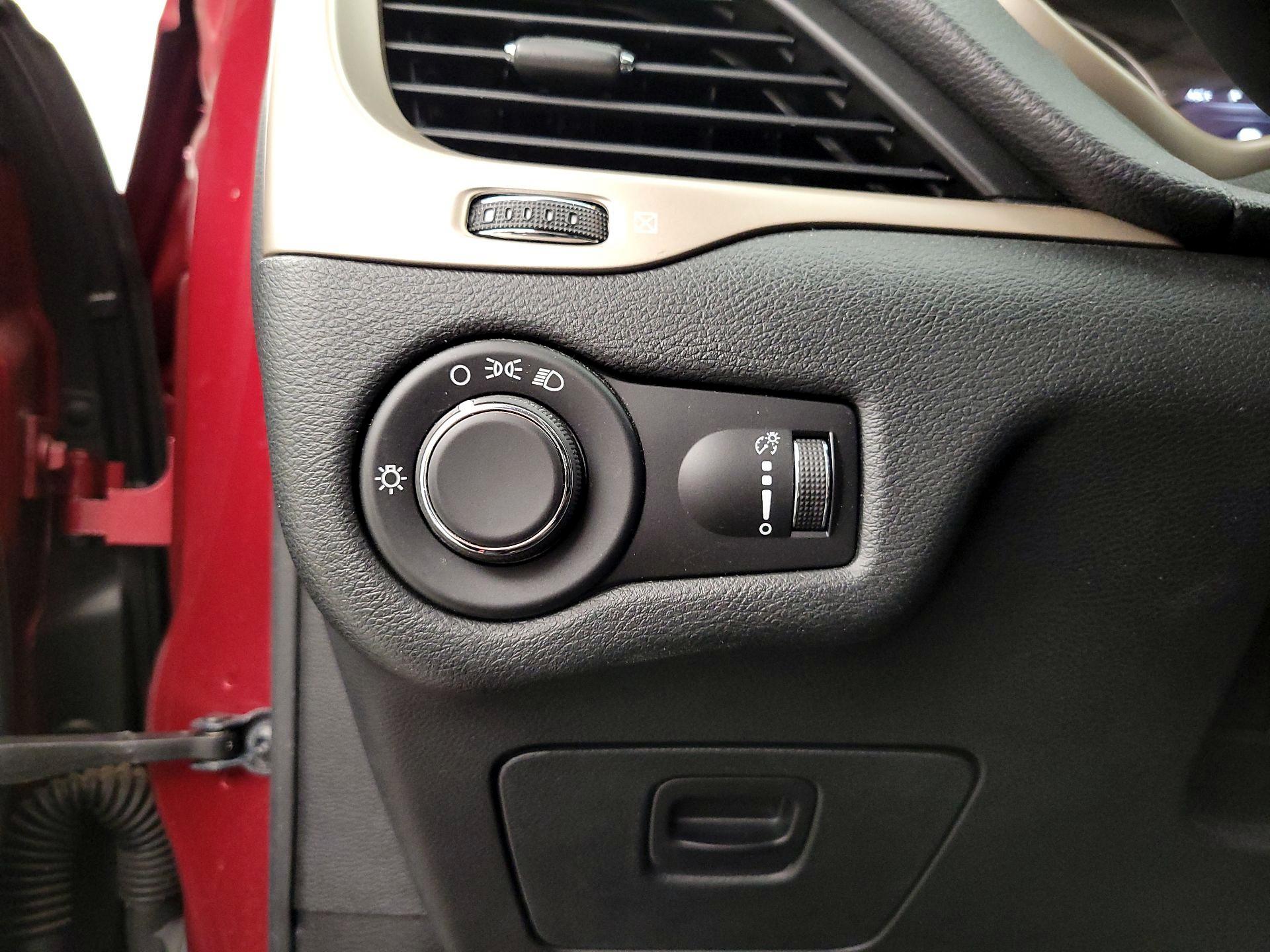 Thumbnail: 2015 Jeep Cherokee - 13