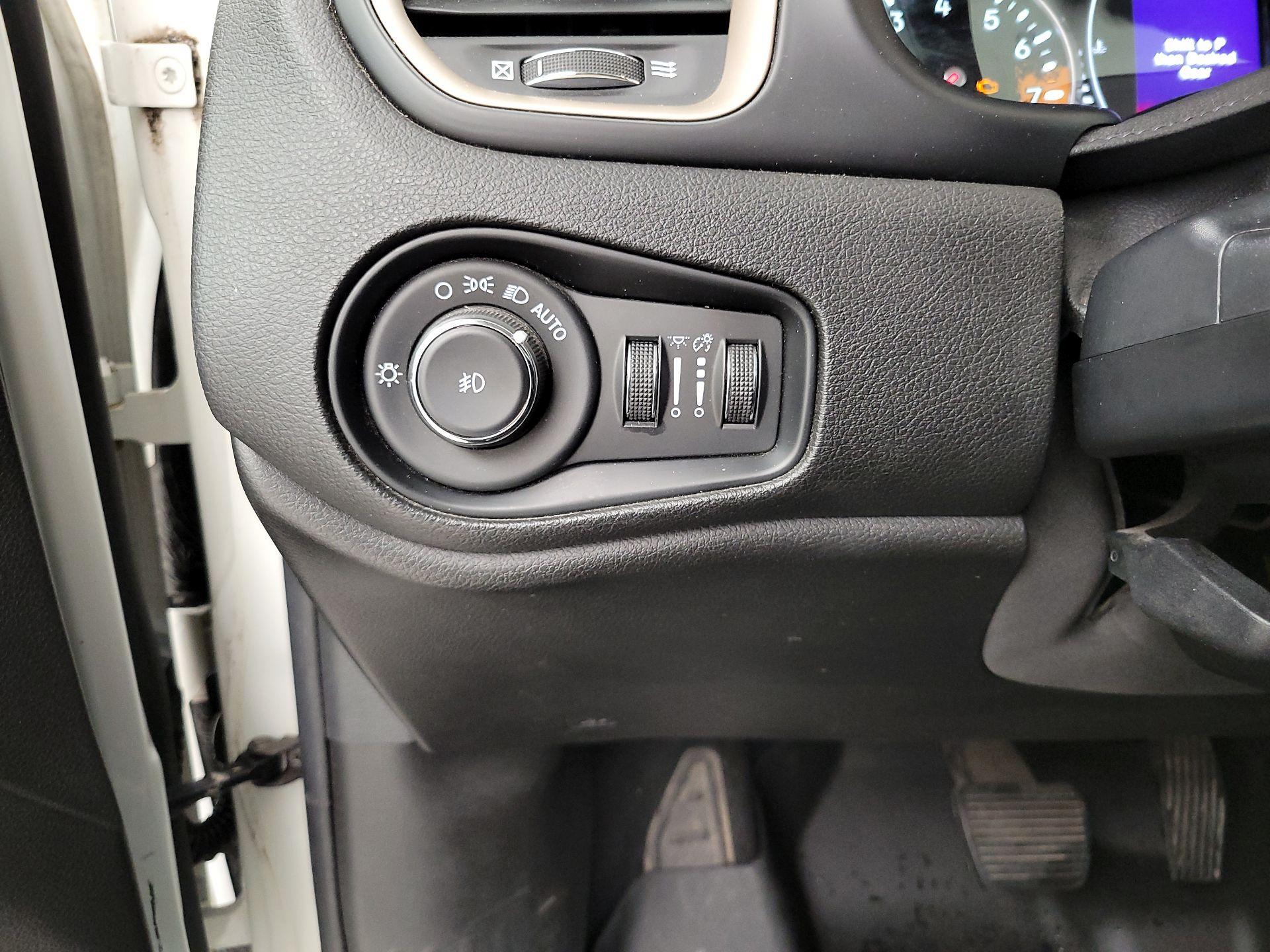 Thumbnail: 2016 Jeep Renegade - 13