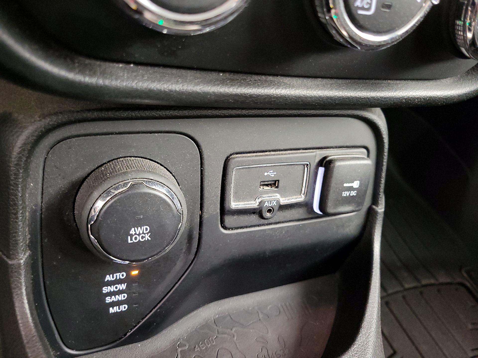 Thumbnail: 2016 Jeep Renegade - 18