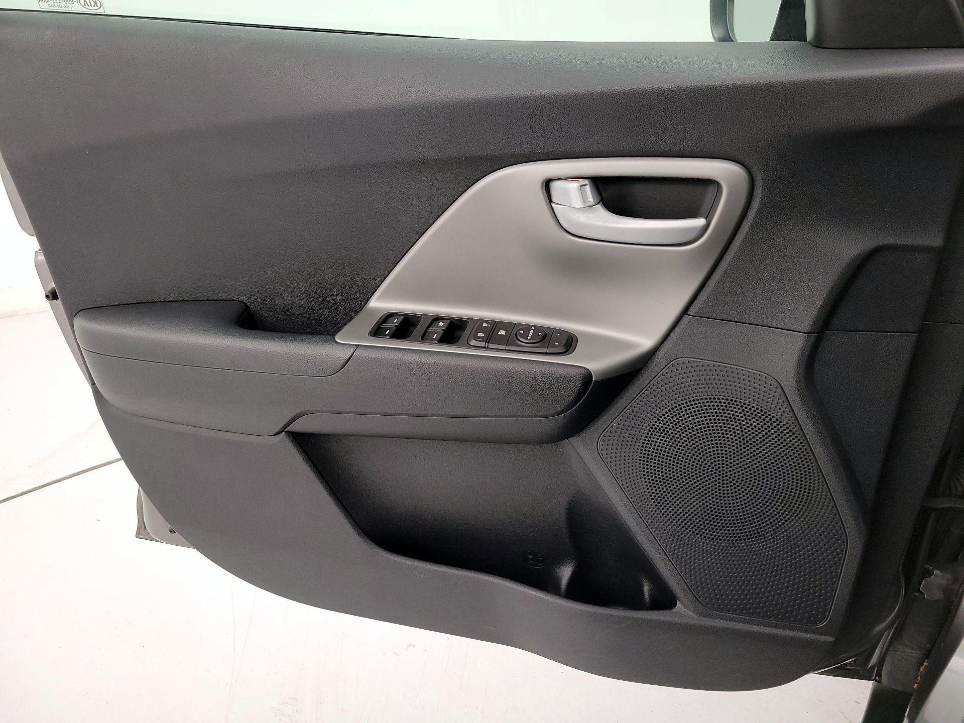 Thumbnail: 2017 Kia Niro - 12