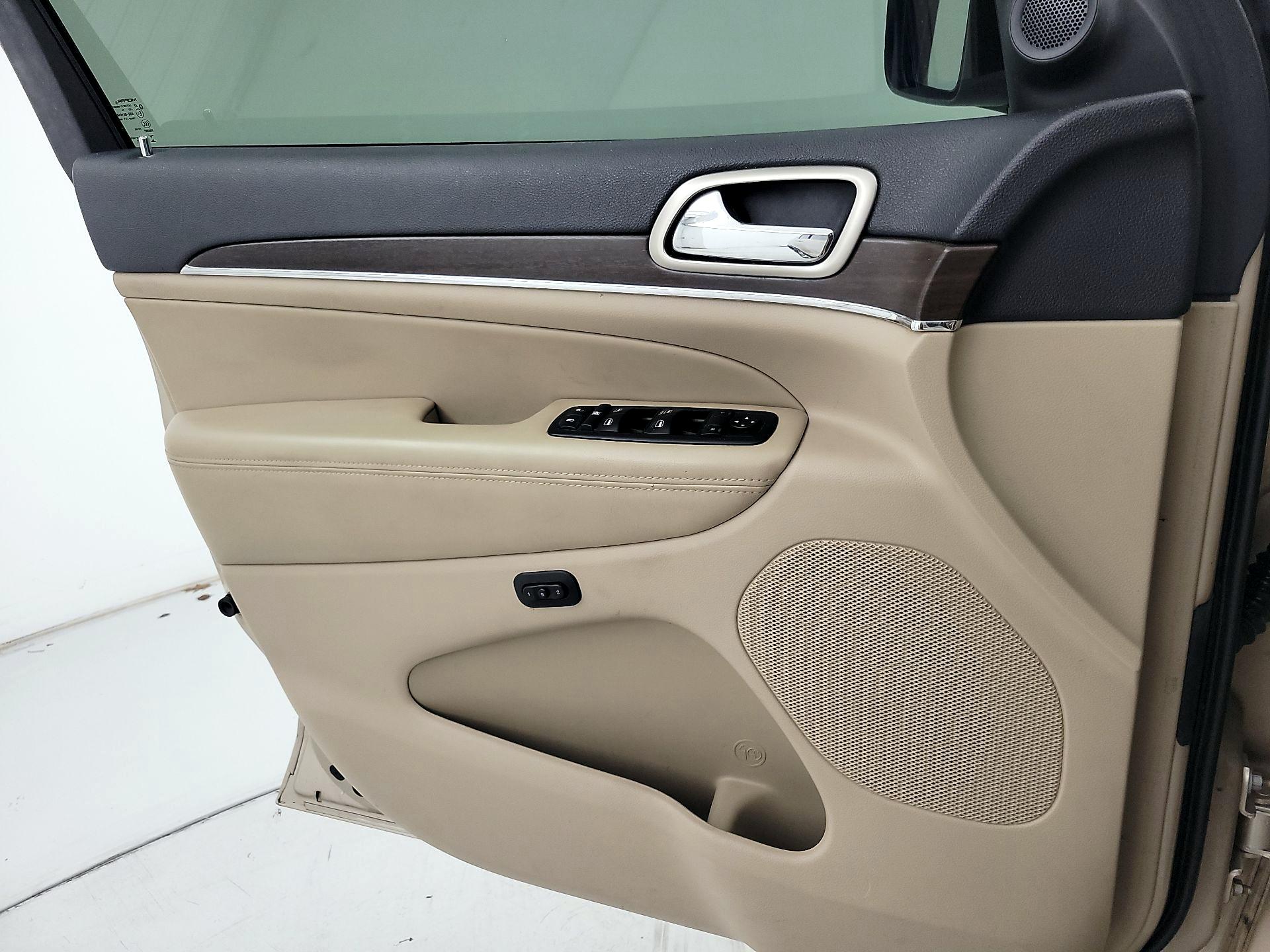 Thumbnail: 2015 Jeep Grand Cherokee - 12