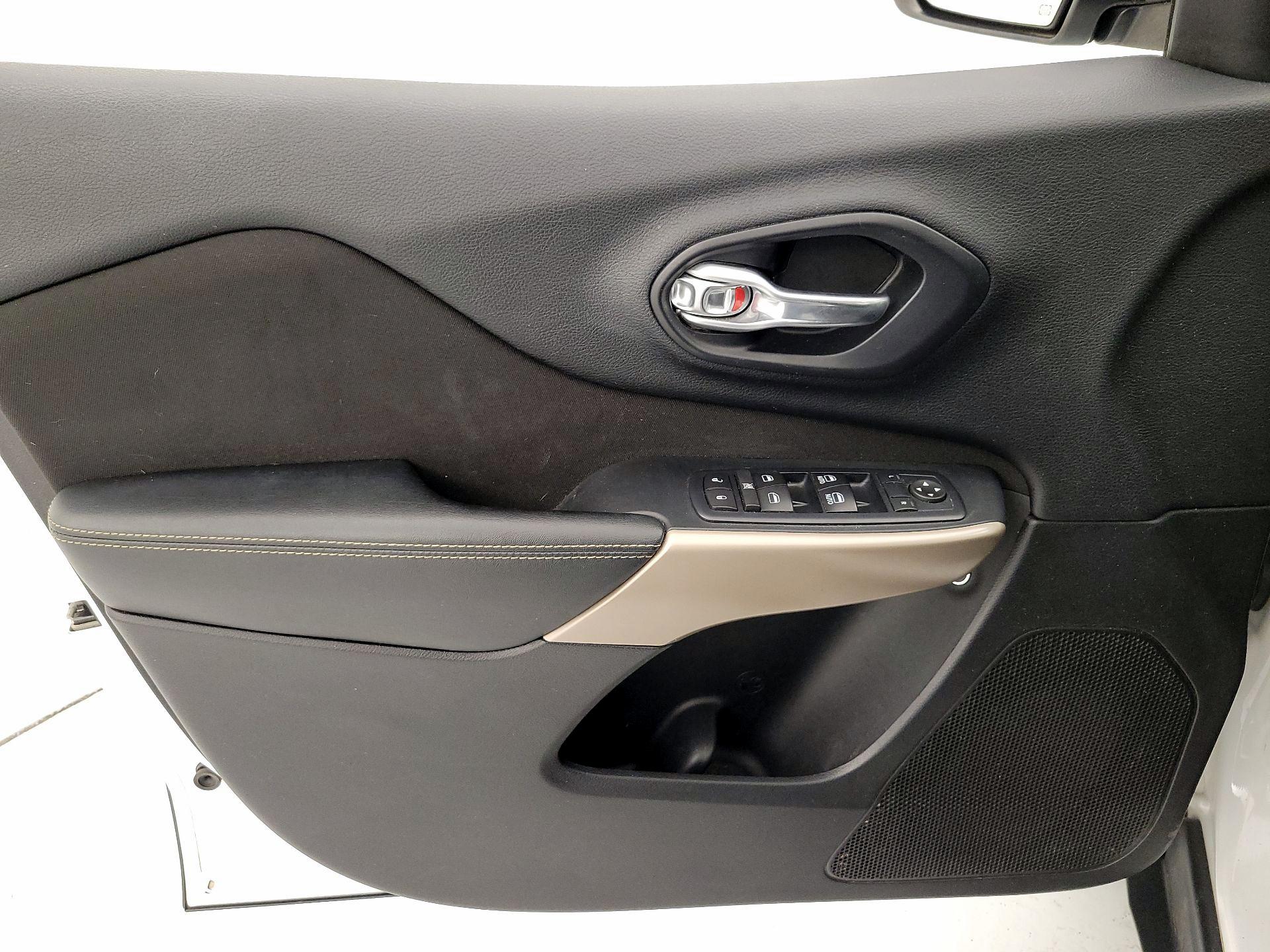 Thumbnail: 2017 Jeep Cherokee - 12