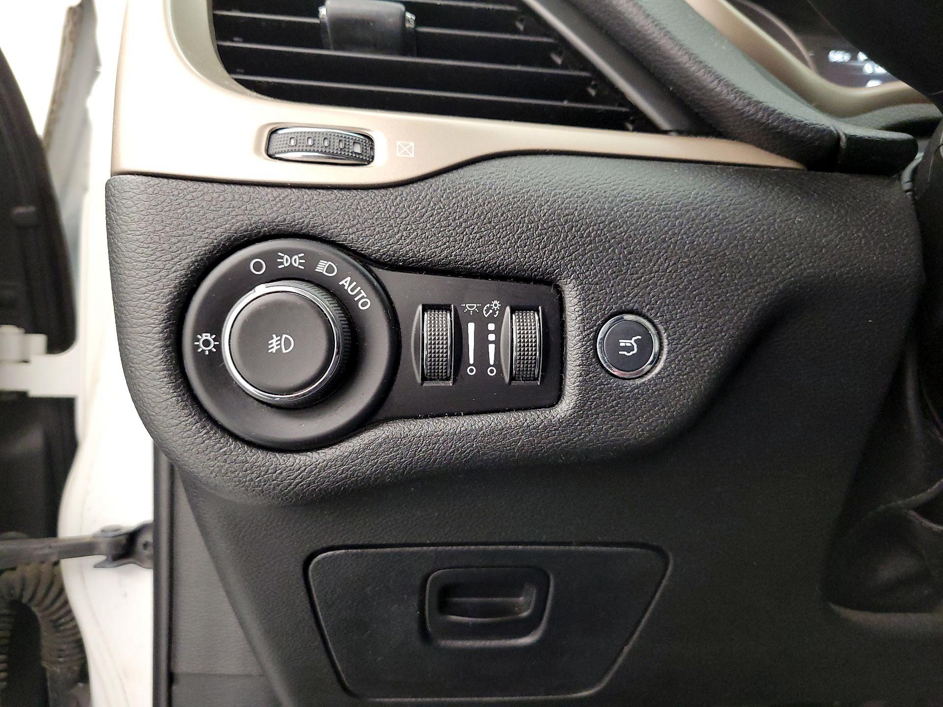 Thumbnail: 2017 Jeep Cherokee - 13