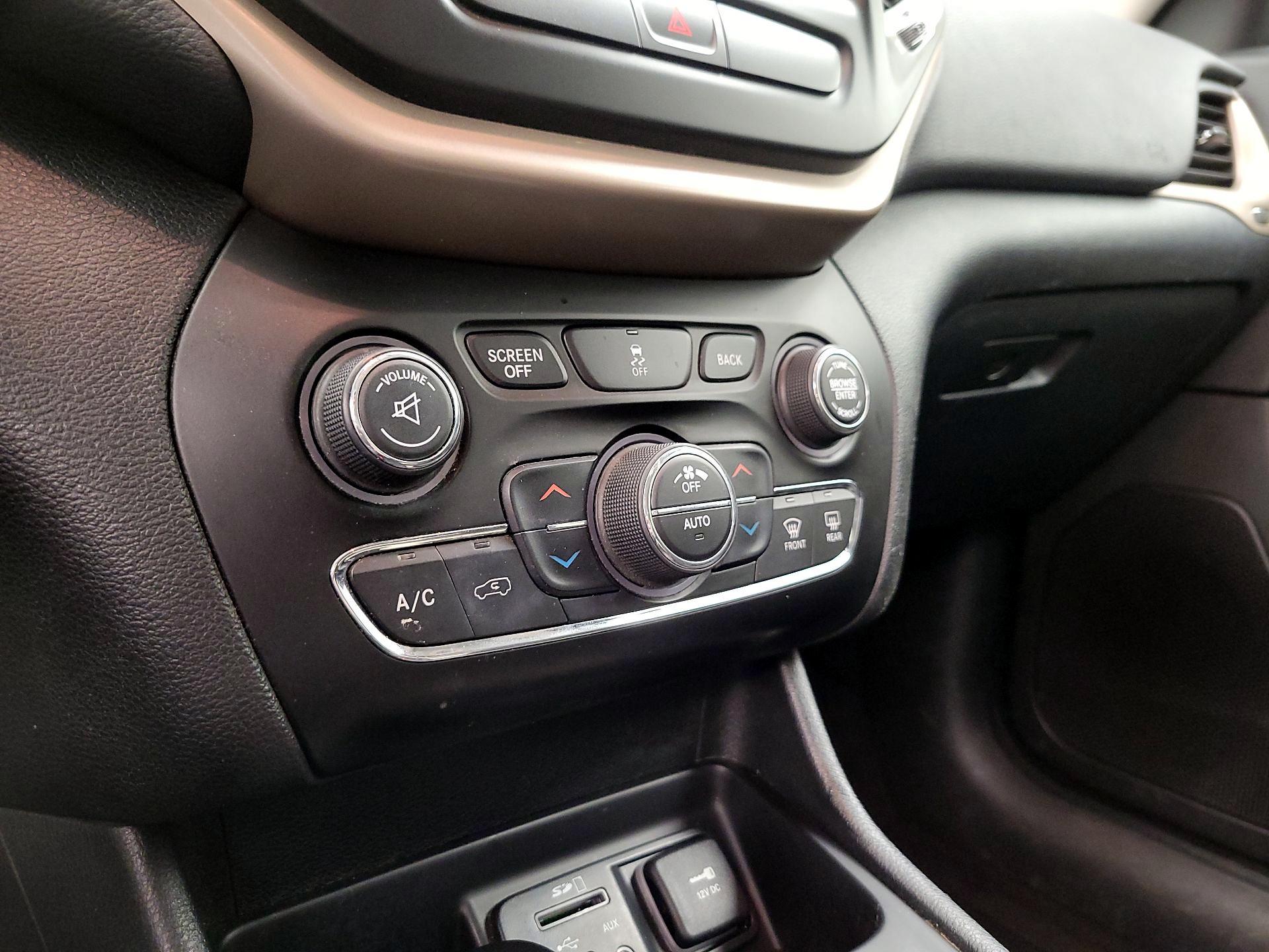 Thumbnail: 2017 Jeep Cherokee - 16