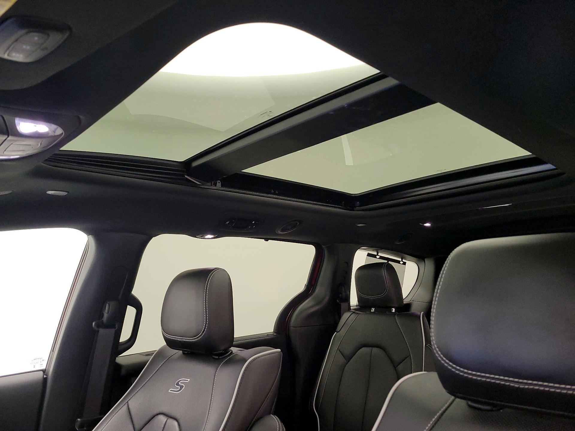 Thumbnail: 2023 Chrysler Pacifica - 20