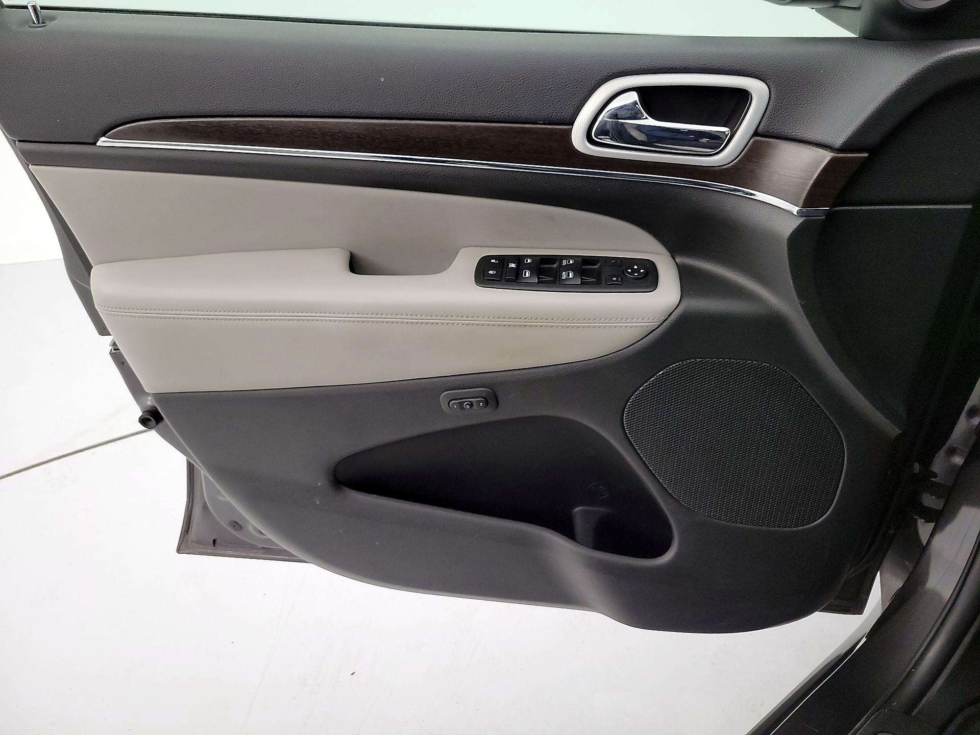 Thumbnail: 2018 Jeep Grand Cherokee - 12