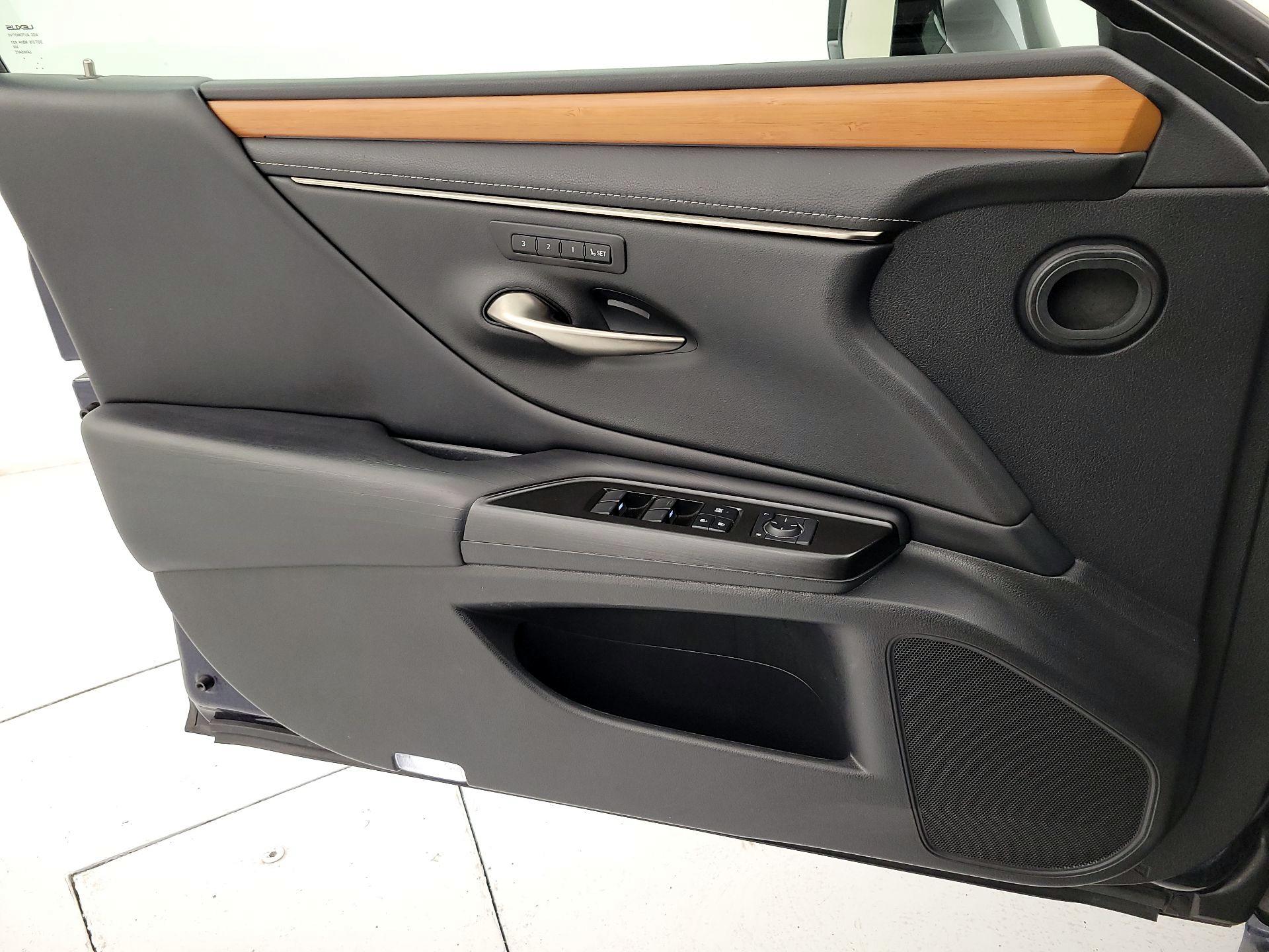 Thumbnail: 2019 Lexus ES - 12