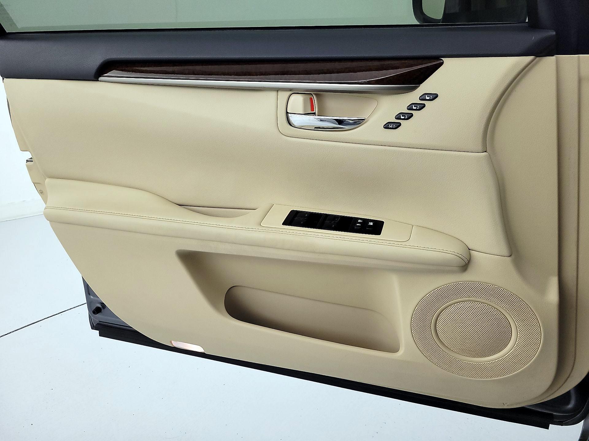 Thumbnail: 2015 Lexus ES - 12