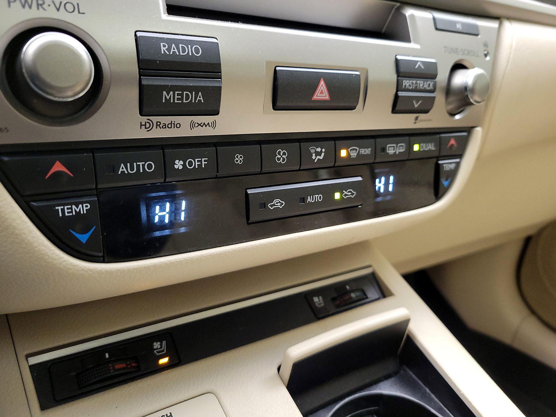 Thumbnail: 2015 Lexus ES - 16