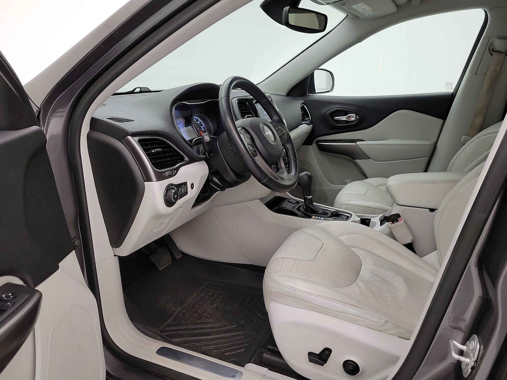 Thumbnail: 2019 Jeep Cherokee - 11