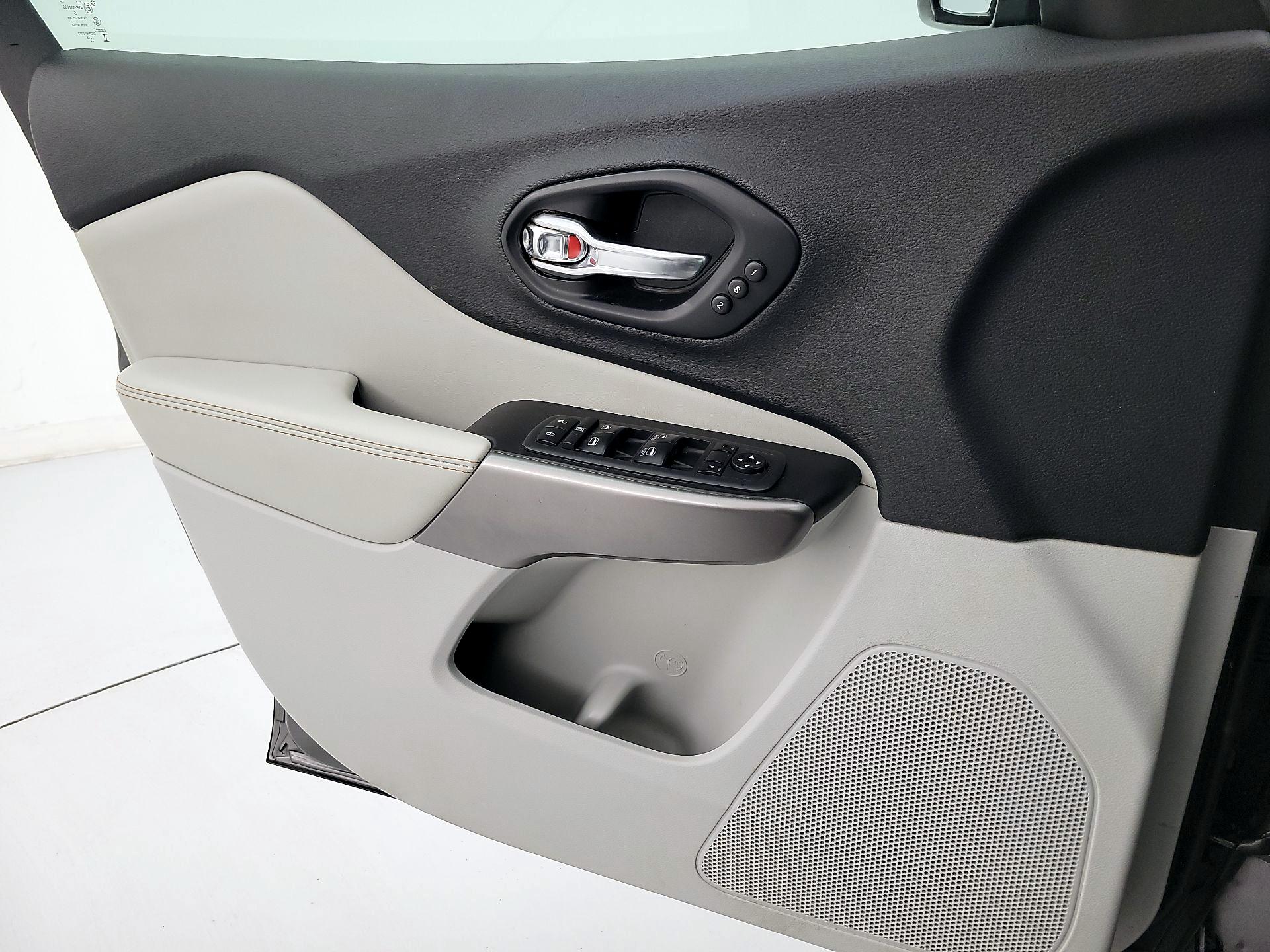 Thumbnail: 2019 Jeep Cherokee - 12