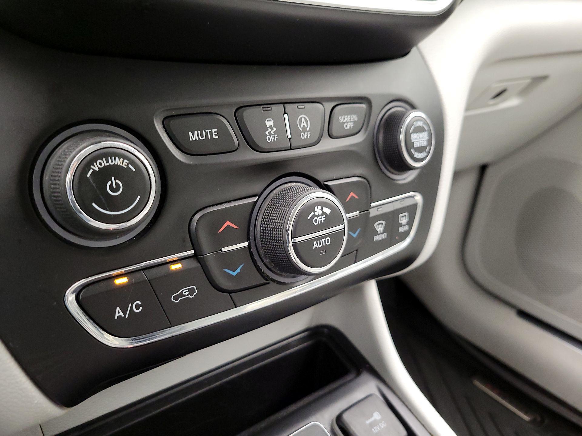 Thumbnail: 2019 Jeep Cherokee - 16