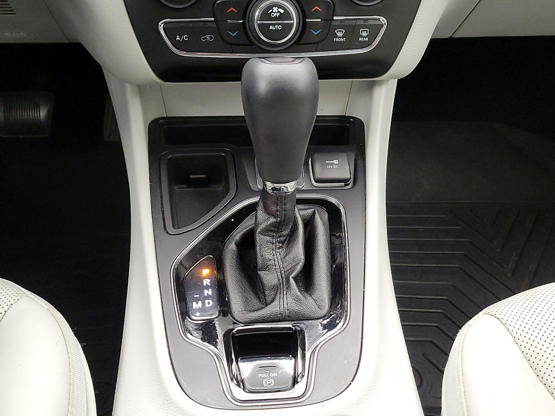 Thumbnail: 2019 Jeep Cherokee - 17