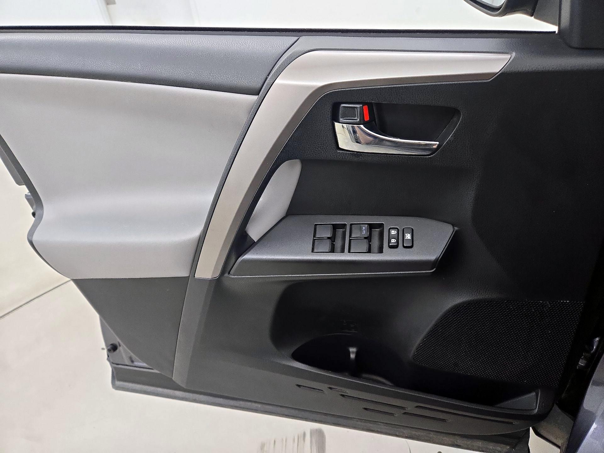 Thumbnail: 2018 Toyota RAV4 - 12