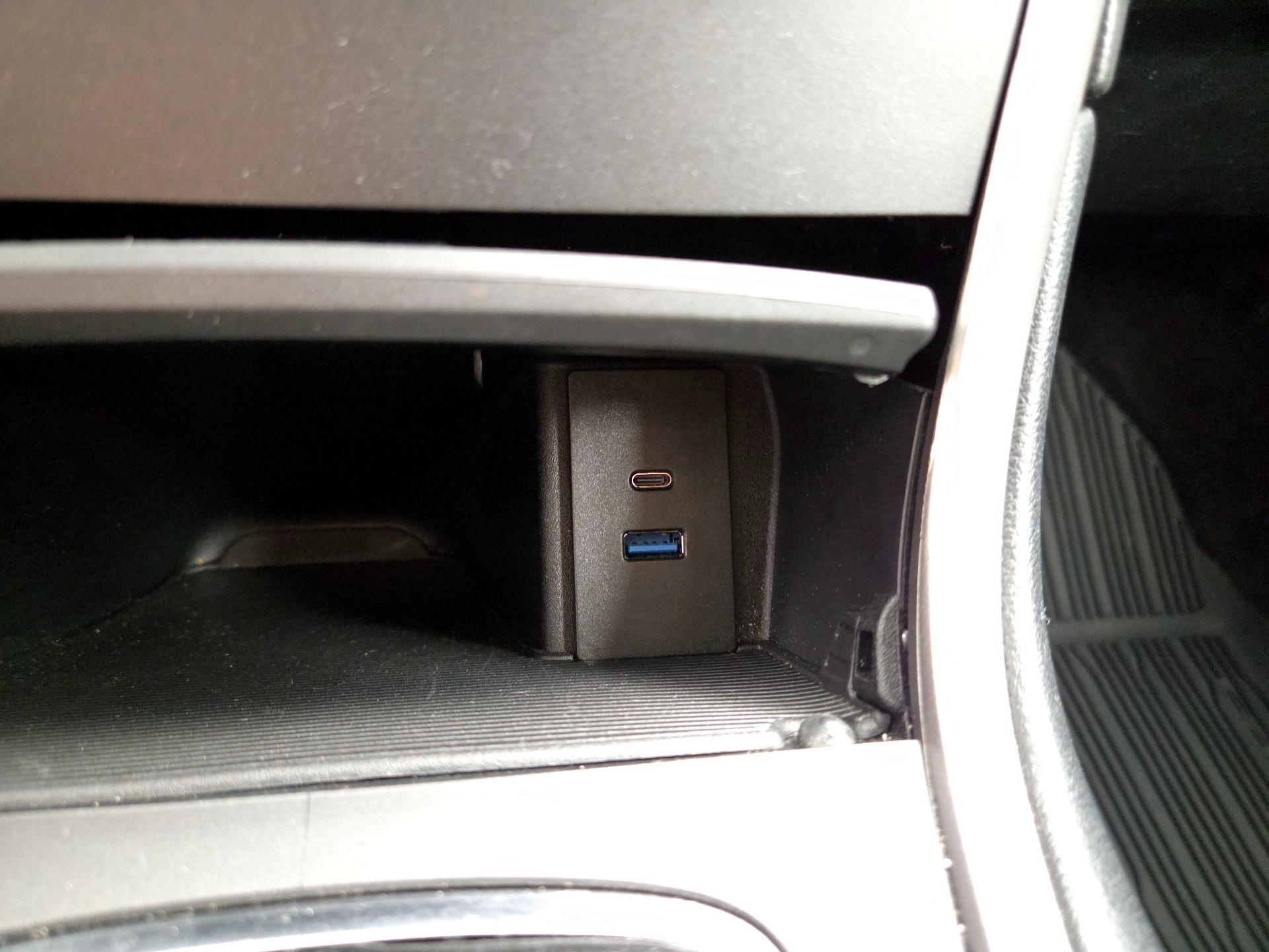 Thumbnail: 2017 Ford Edge - 18