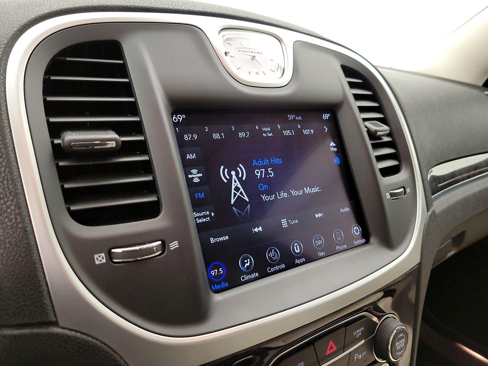 Thumbnail: 2023 Chrysler 300 - 16