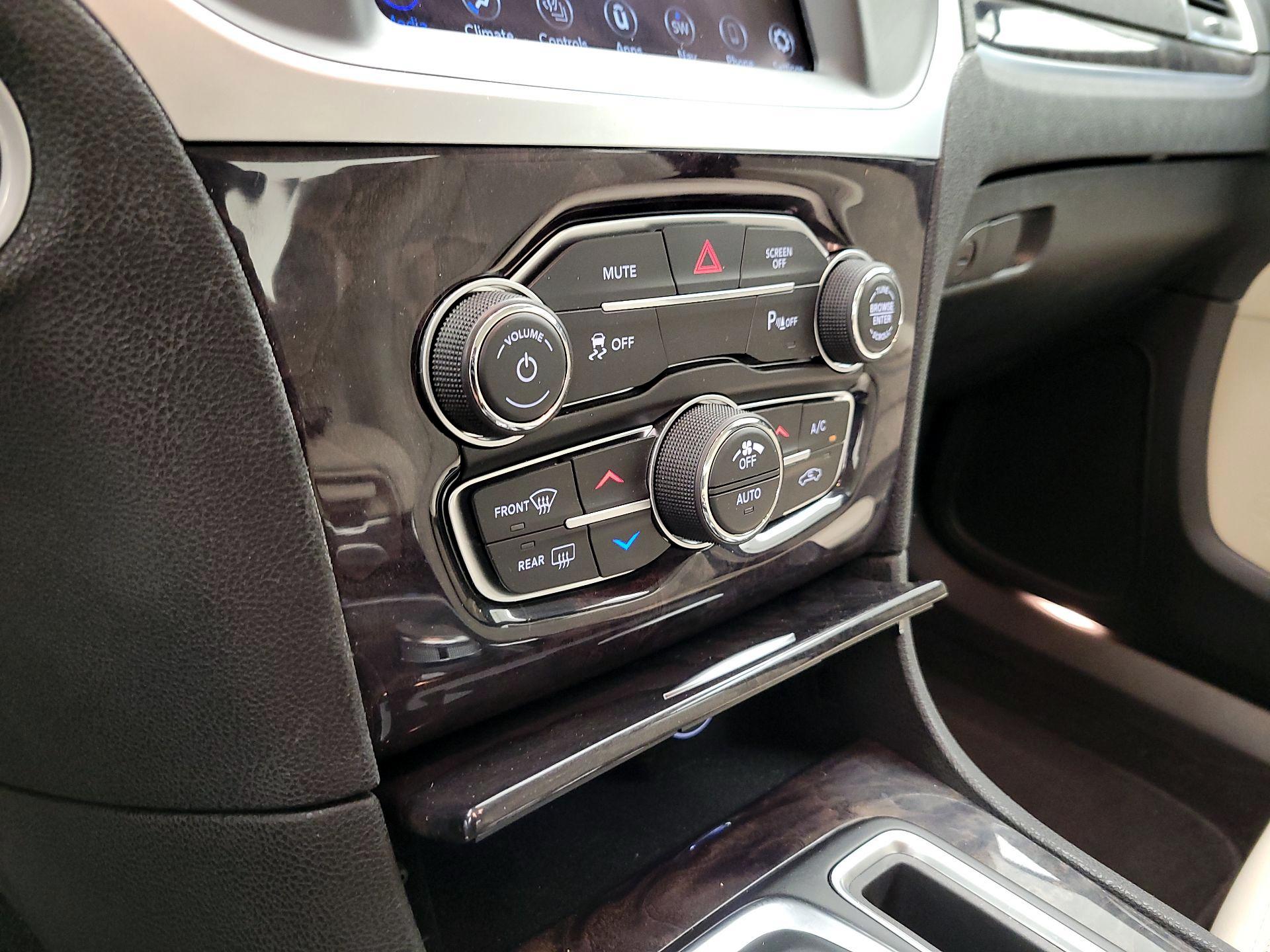 Thumbnail: 2023 Chrysler 300 - 17