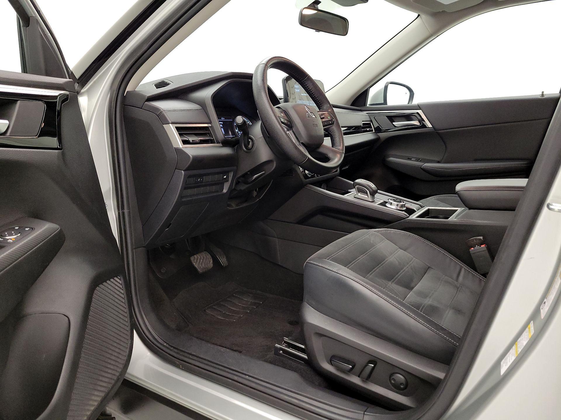 Thumbnail: 2023 Mitsubishi Outlander - 11