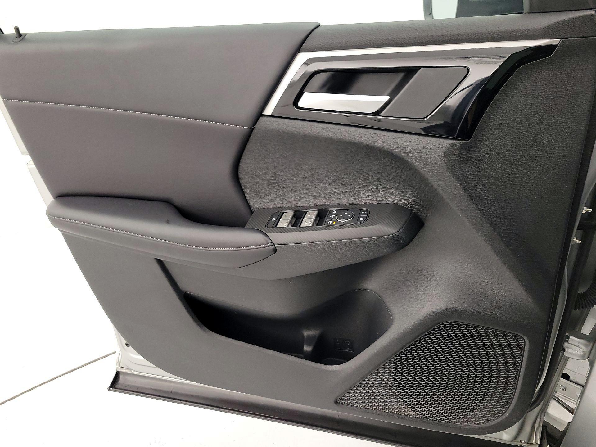 Thumbnail: 2023 Mitsubishi Outlander - 12