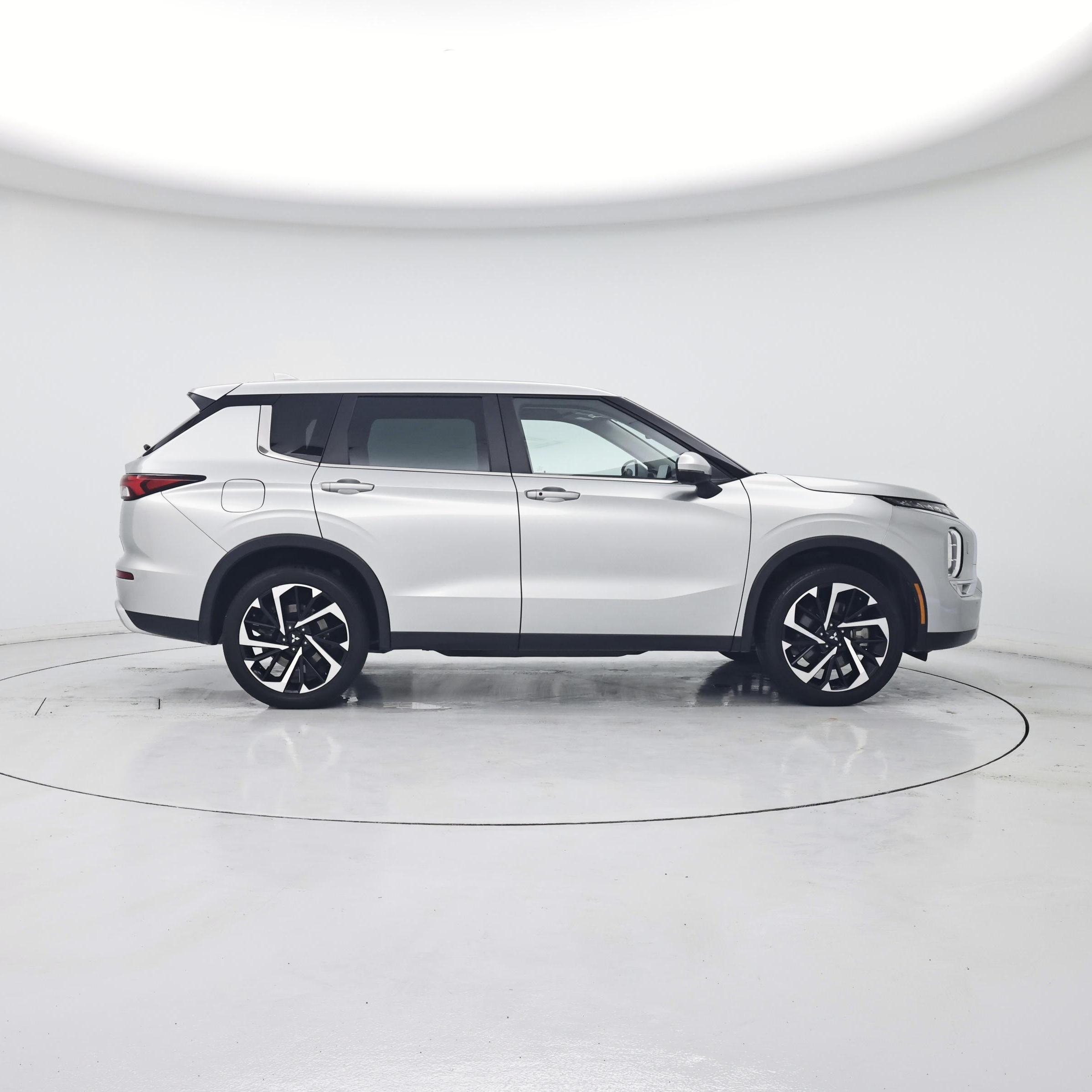 Thumbnail: 2023 Mitsubishi Outlander - 7