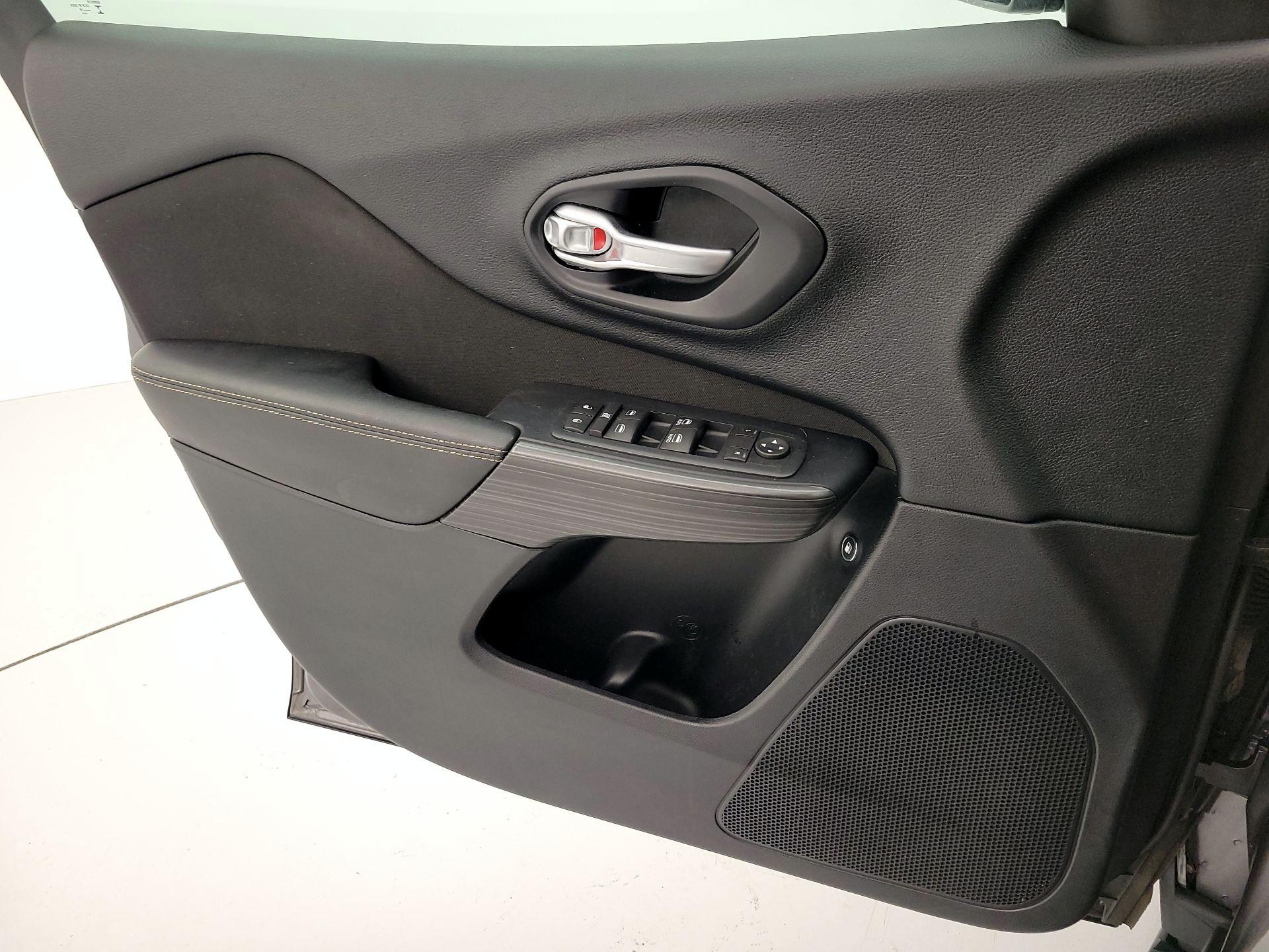 Thumbnail: 2016 Jeep Cherokee - 12