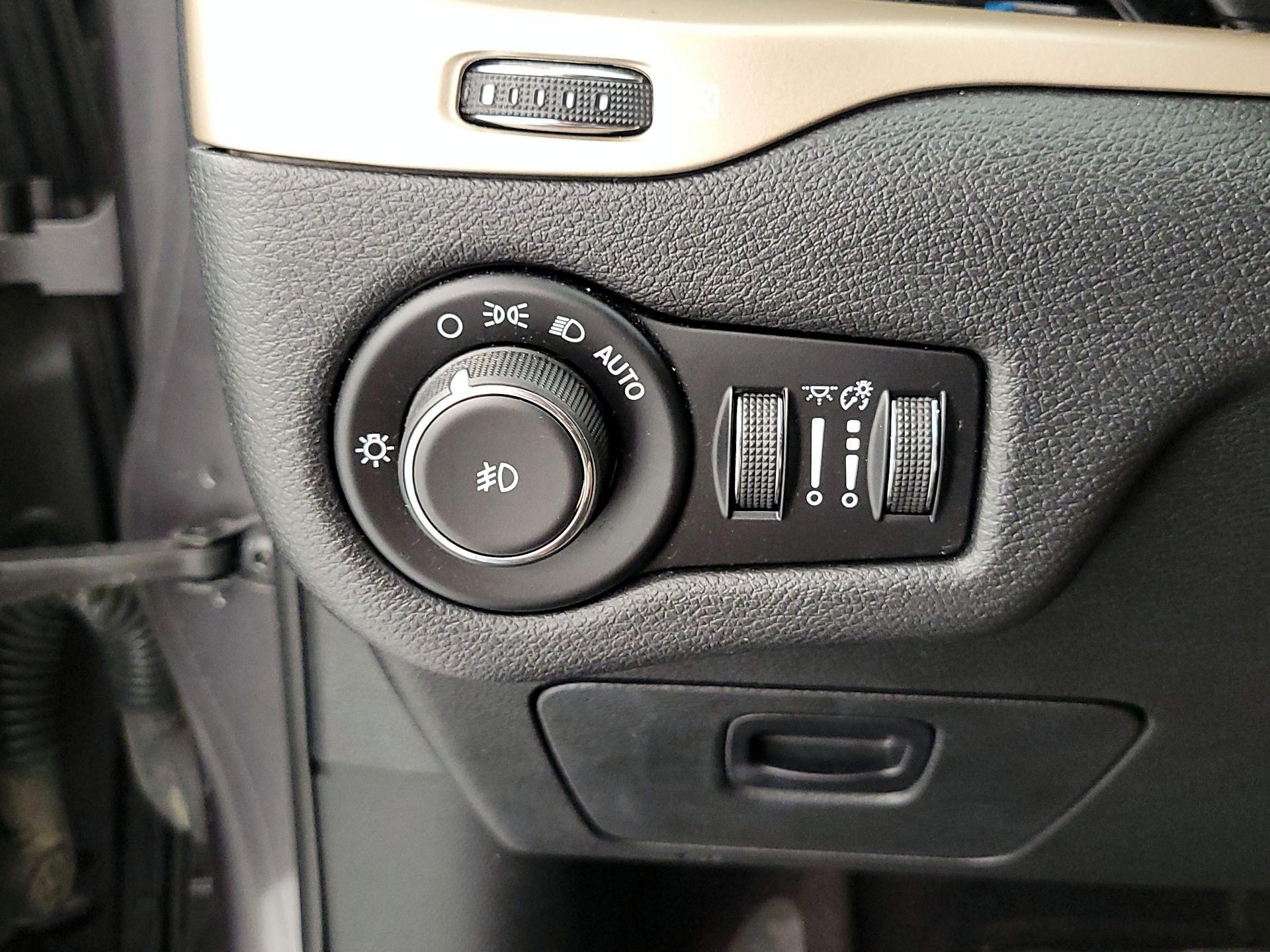 Thumbnail: 2016 Jeep Cherokee - 13